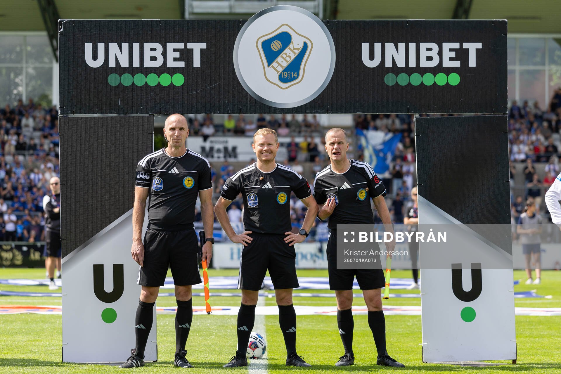 Domare Fredrik Klitte med assisterande domarna Pär Leek