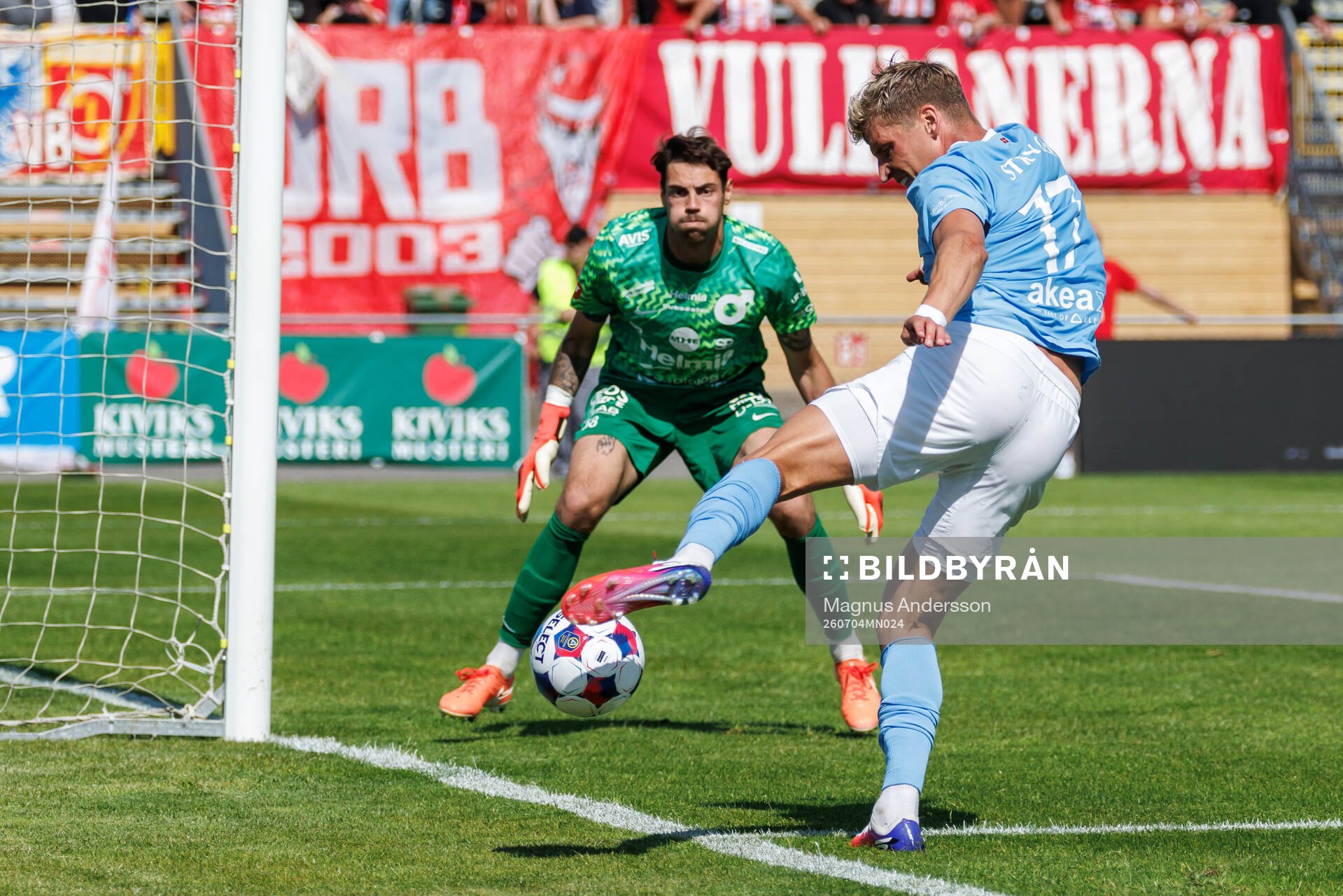 Malmö FFs Jens Stryger Larsen och Degerfors målvakt