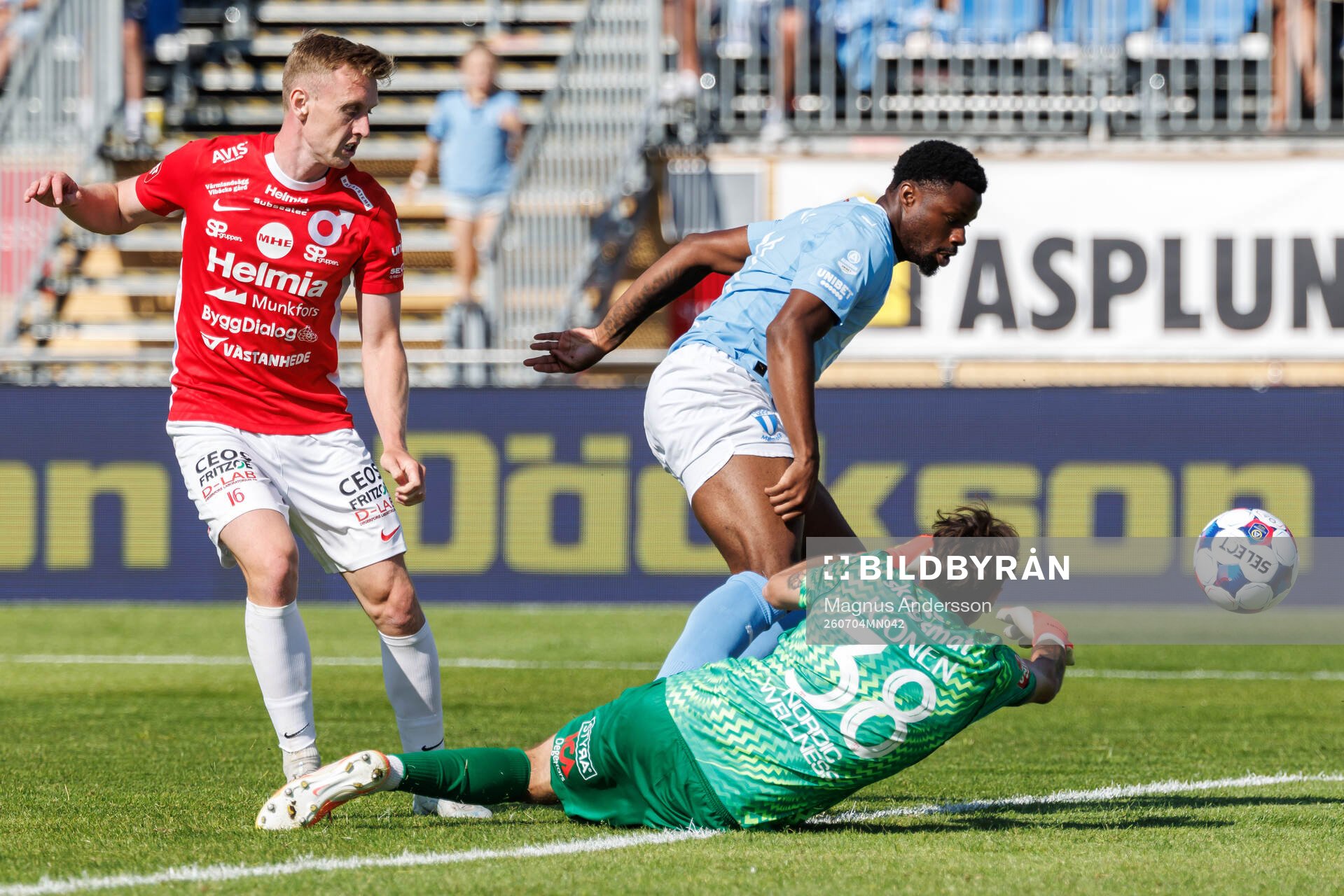 Degerfors Sebastian Ohlsson och målvakt Matvei Igonen mot