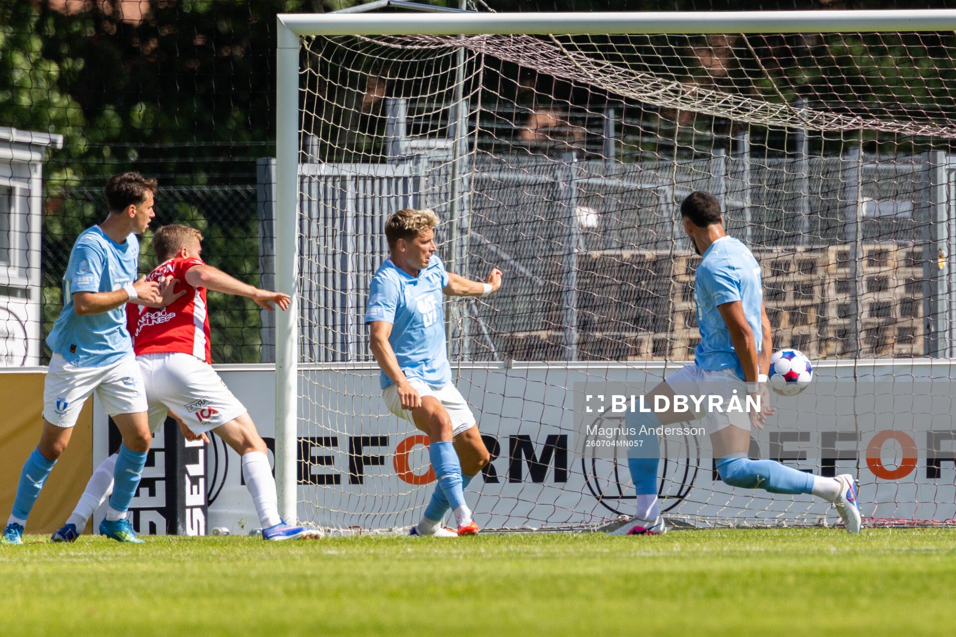 Malmö FFs Andrej Djuric får bollen på handen
