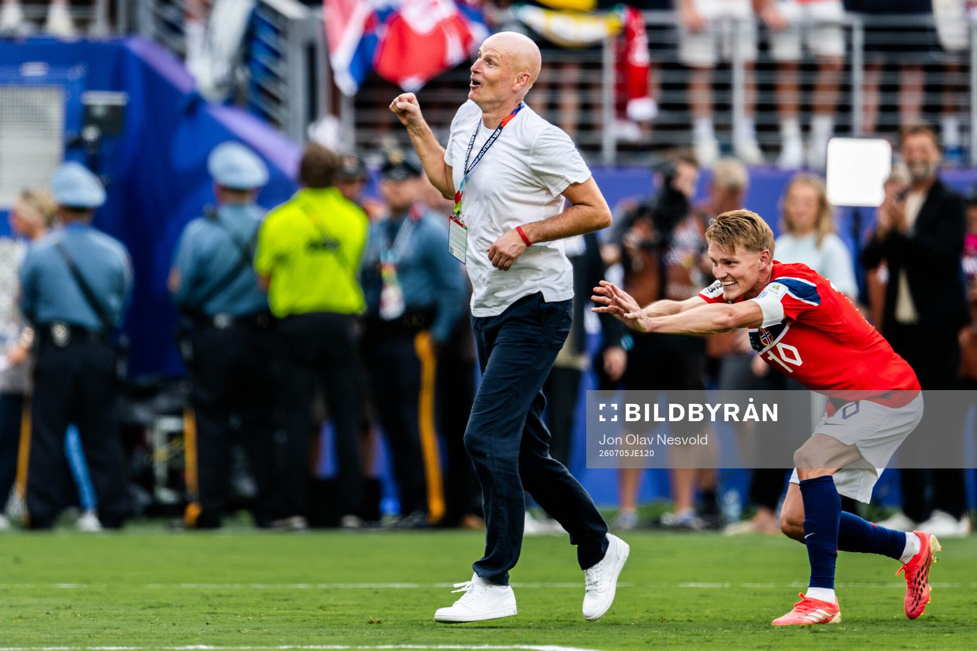 Head coach Ståle Solbakken and Martin Ødegaard of Norway