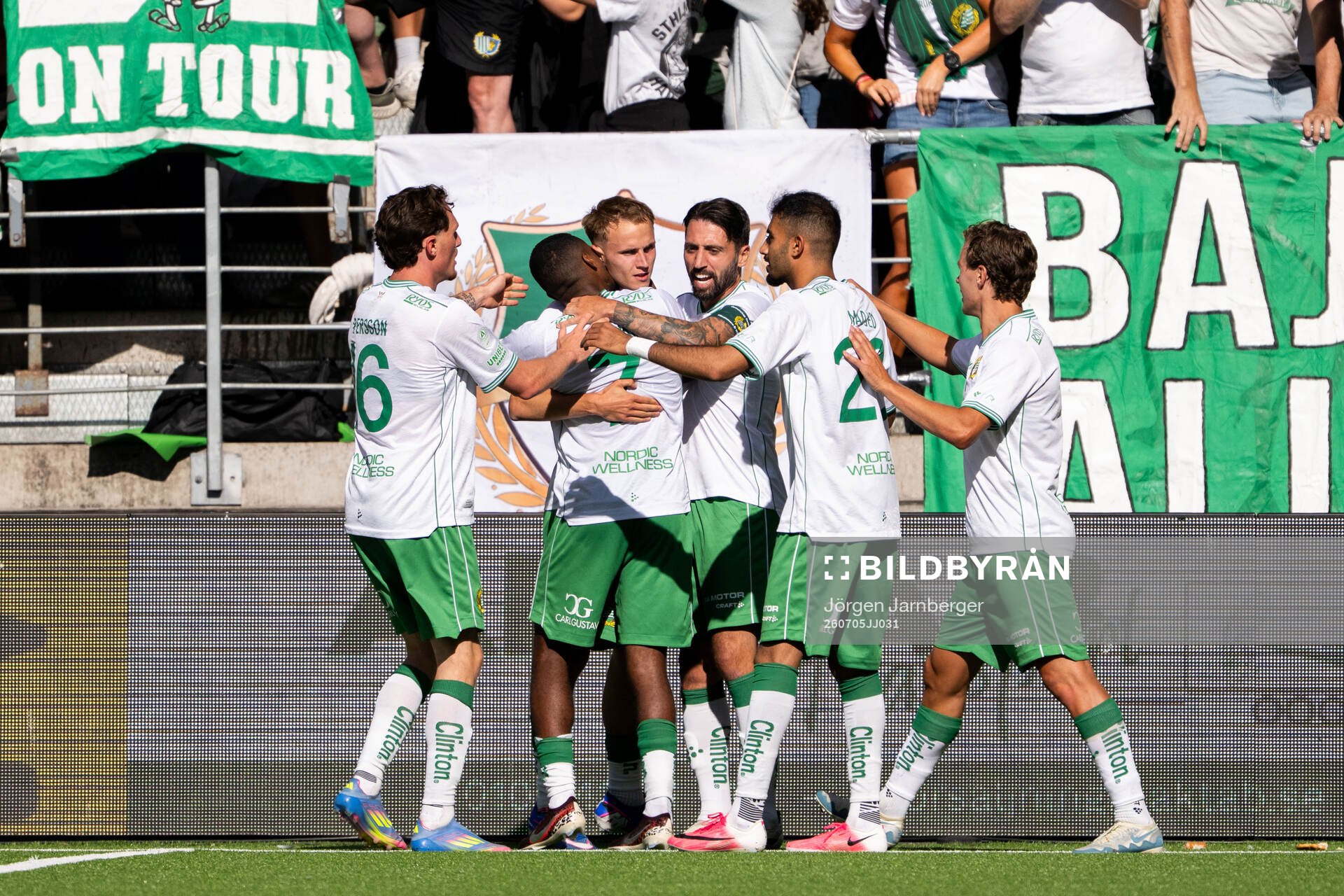 Hammarbys Paulos Abraham jublar med lagkamrater
