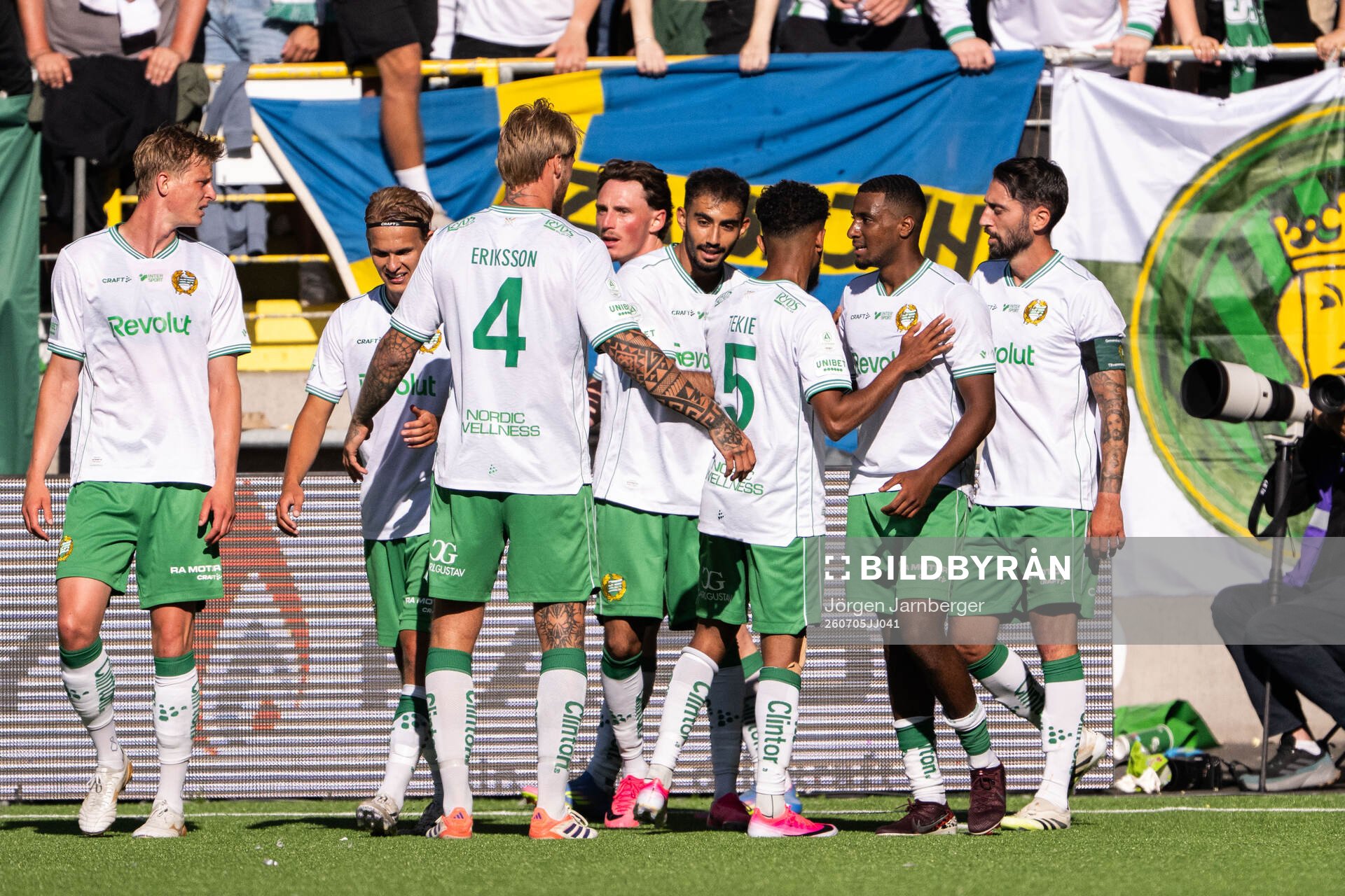 Hammarbys Montader Madjed jublar med lagkamrater