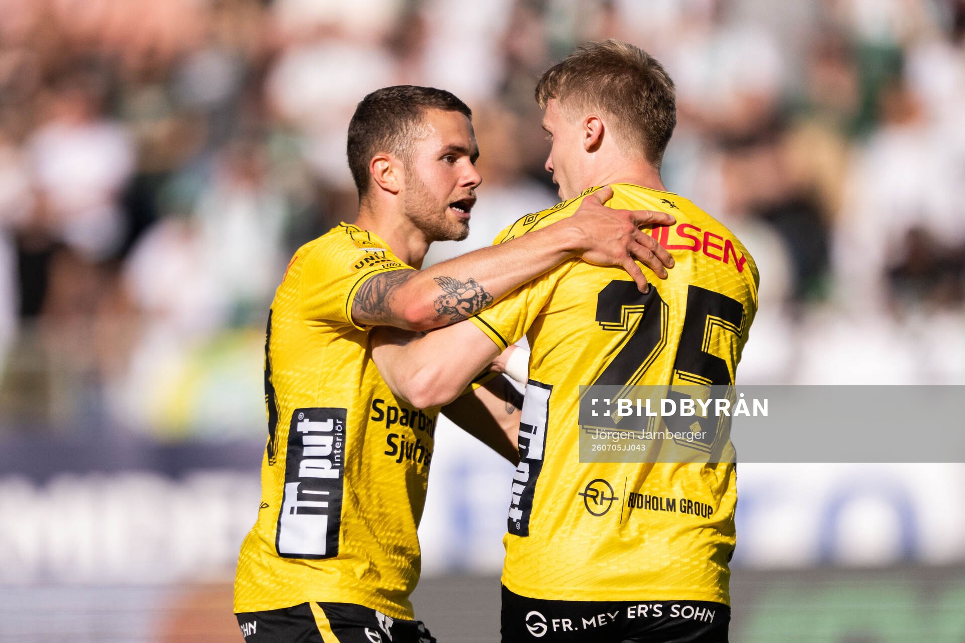 Elfsborgs Ari Sigurpálsson jublar med Julius Magnusson