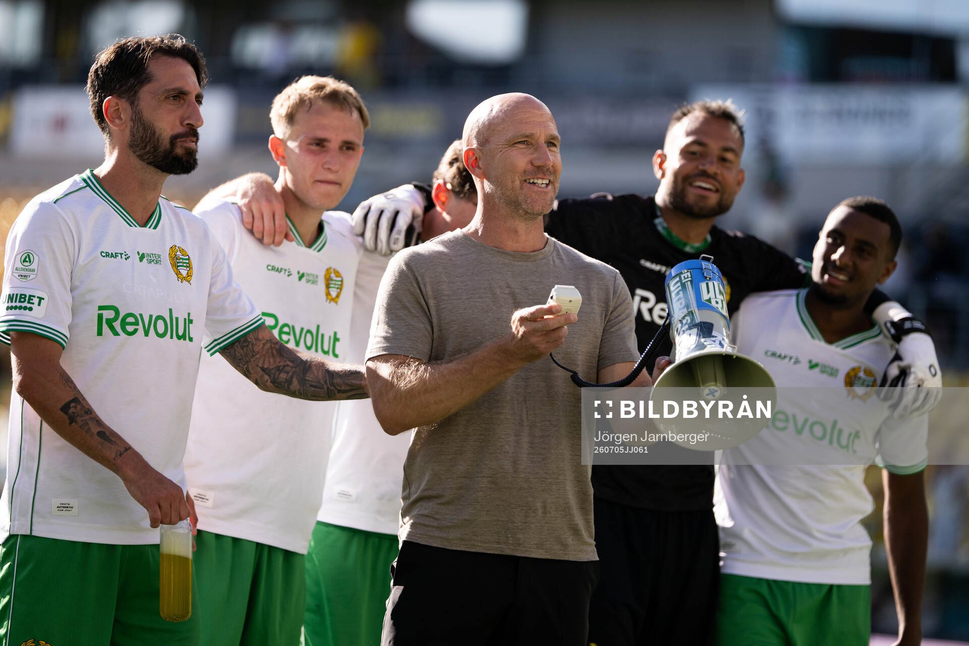 Hammarbys tränare Henrik Rydström och spelare tackar