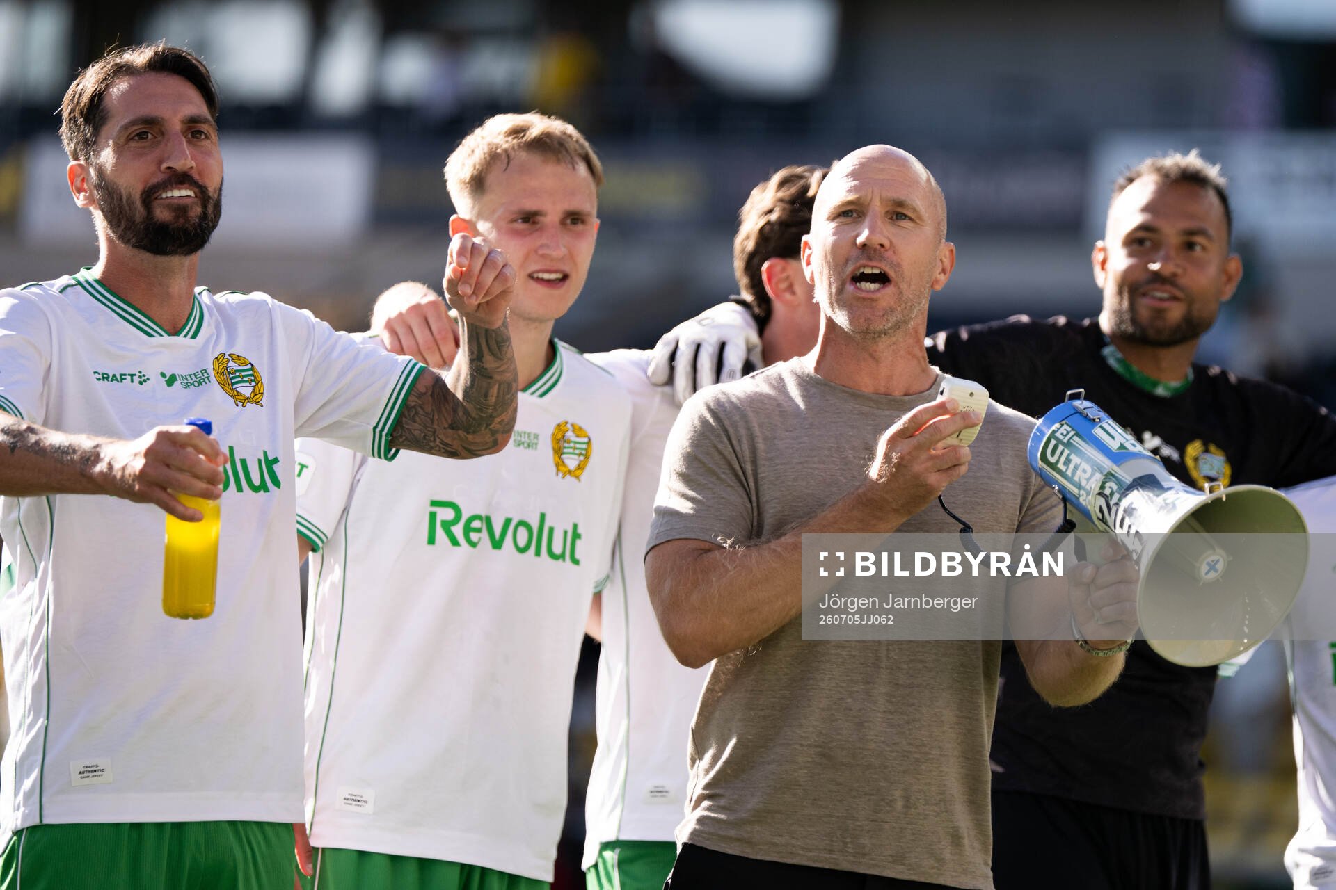 Hammarbys tränare Henrik Rydström och spelare tackar