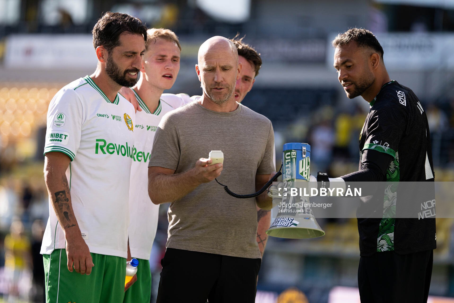 Hammarbys tränare Henrik Rydström och spelare funderar