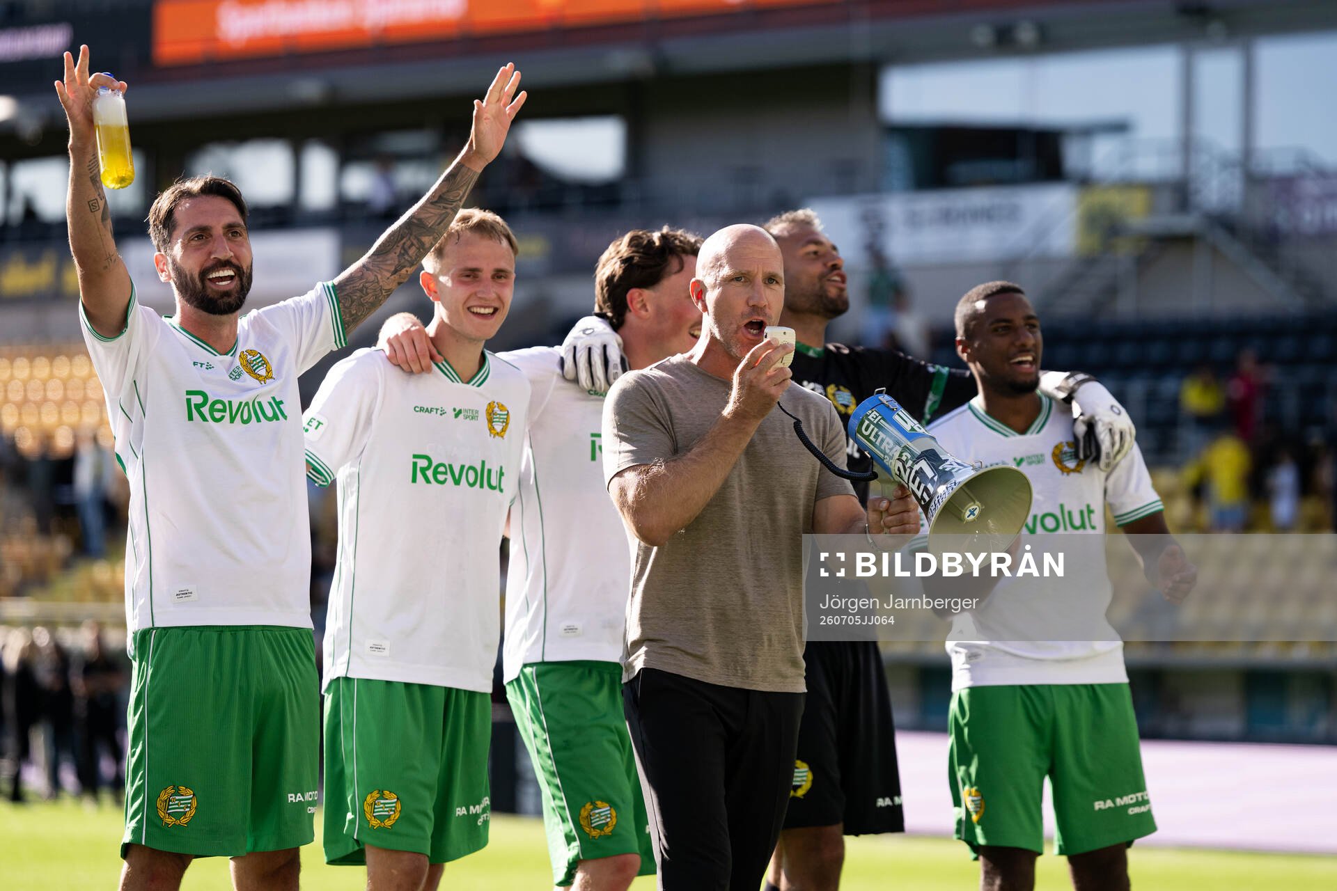 Hammarbys tränare Henrik Rydström och spelare tackar
