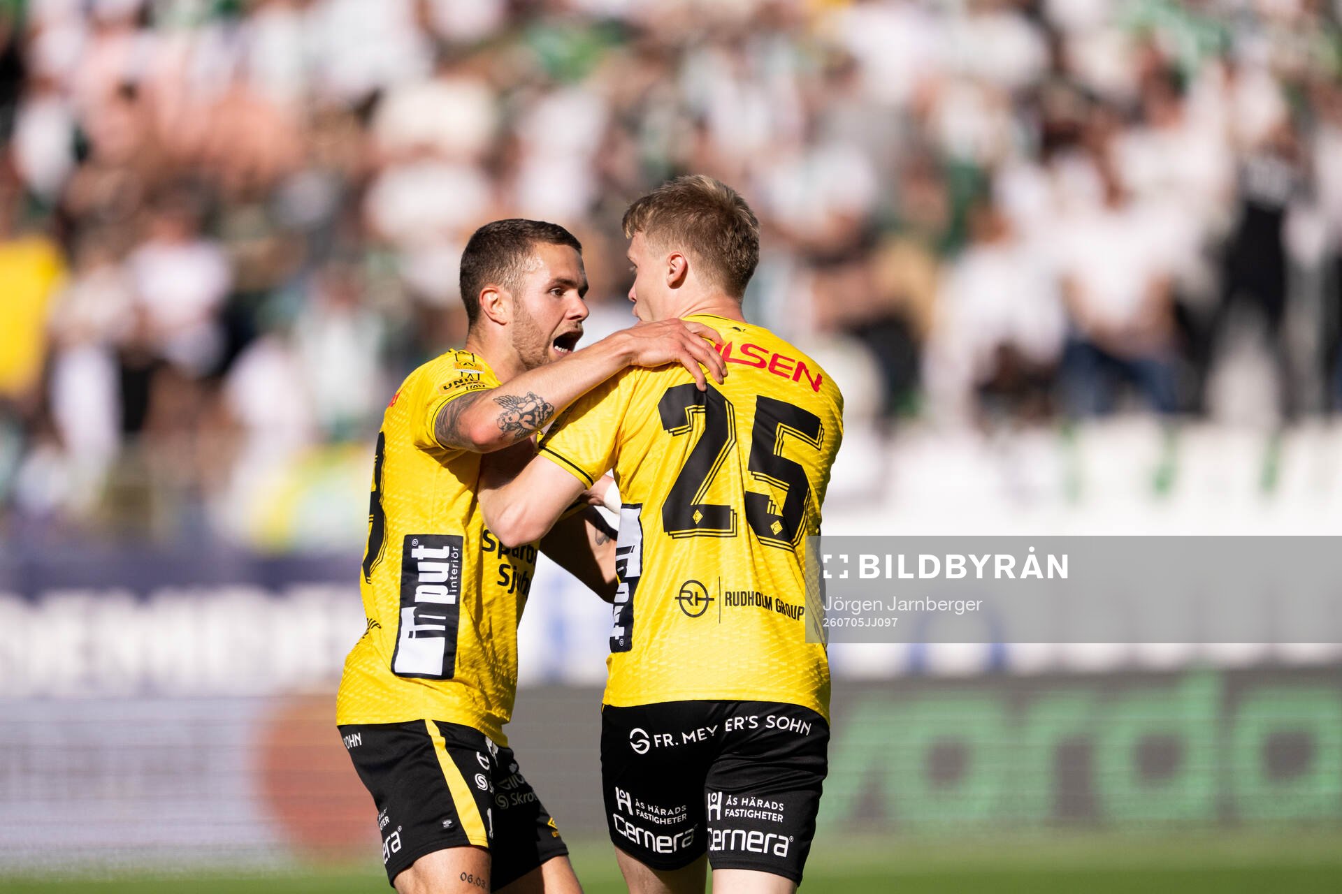Elfsborgs Julius Magnusson och Ari Sigurpálsson jublet