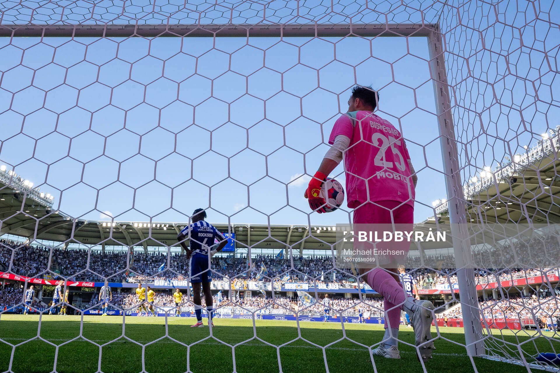 IFK Göteborgs målvakt Elis Bishesari deppar