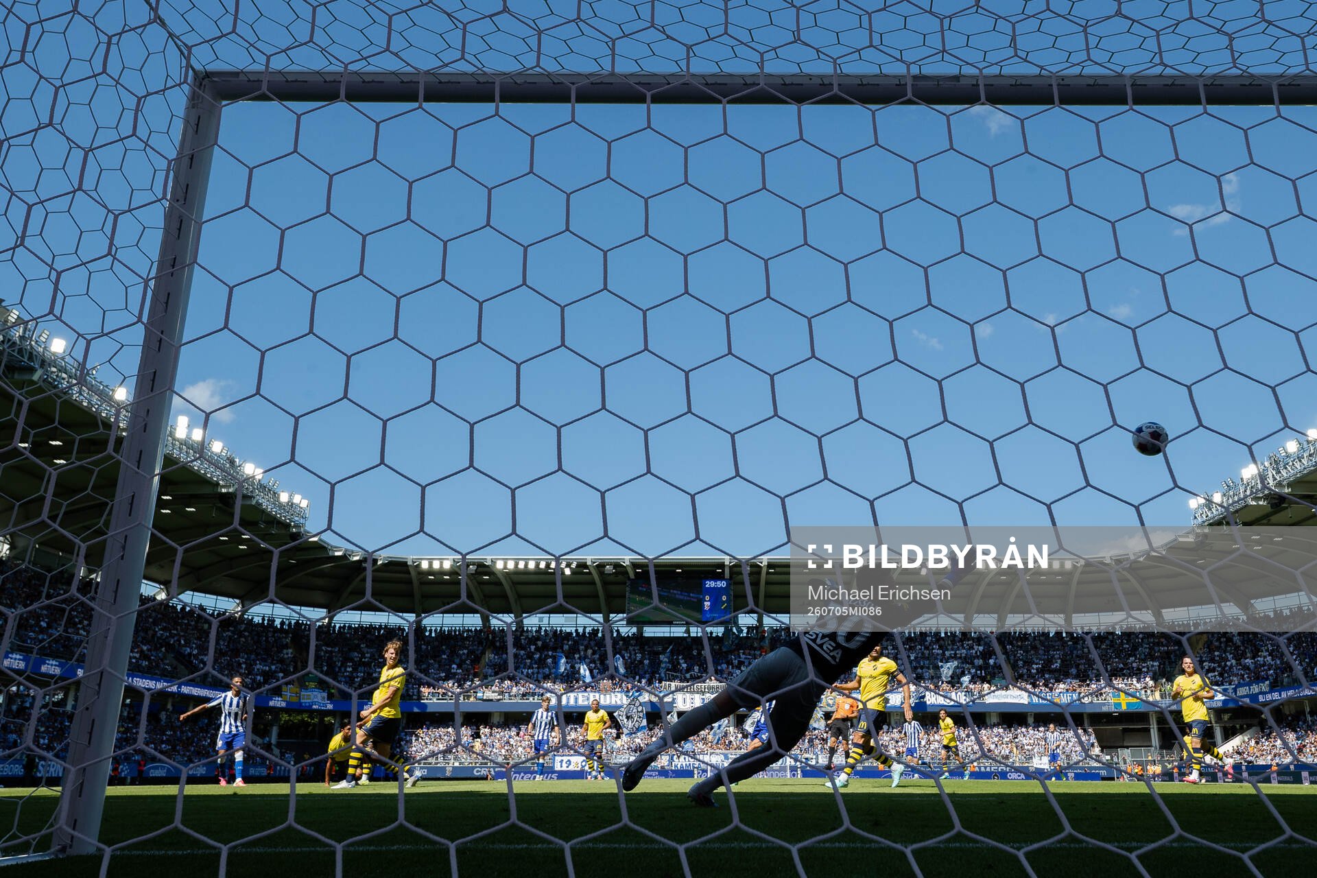 IFK Göteborgs Sebastian Clemmensen skjuter 1-0 på AIKs