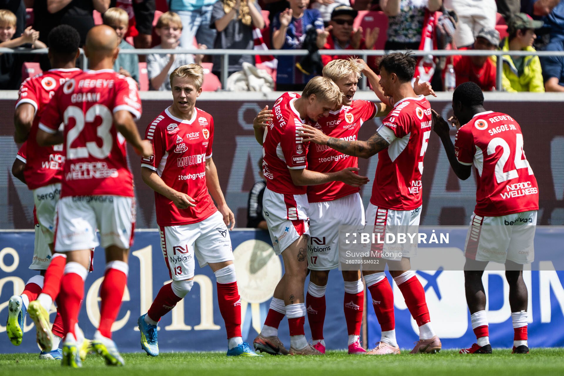 Kalmars Carl Gustafsson jublar med lagkamrater