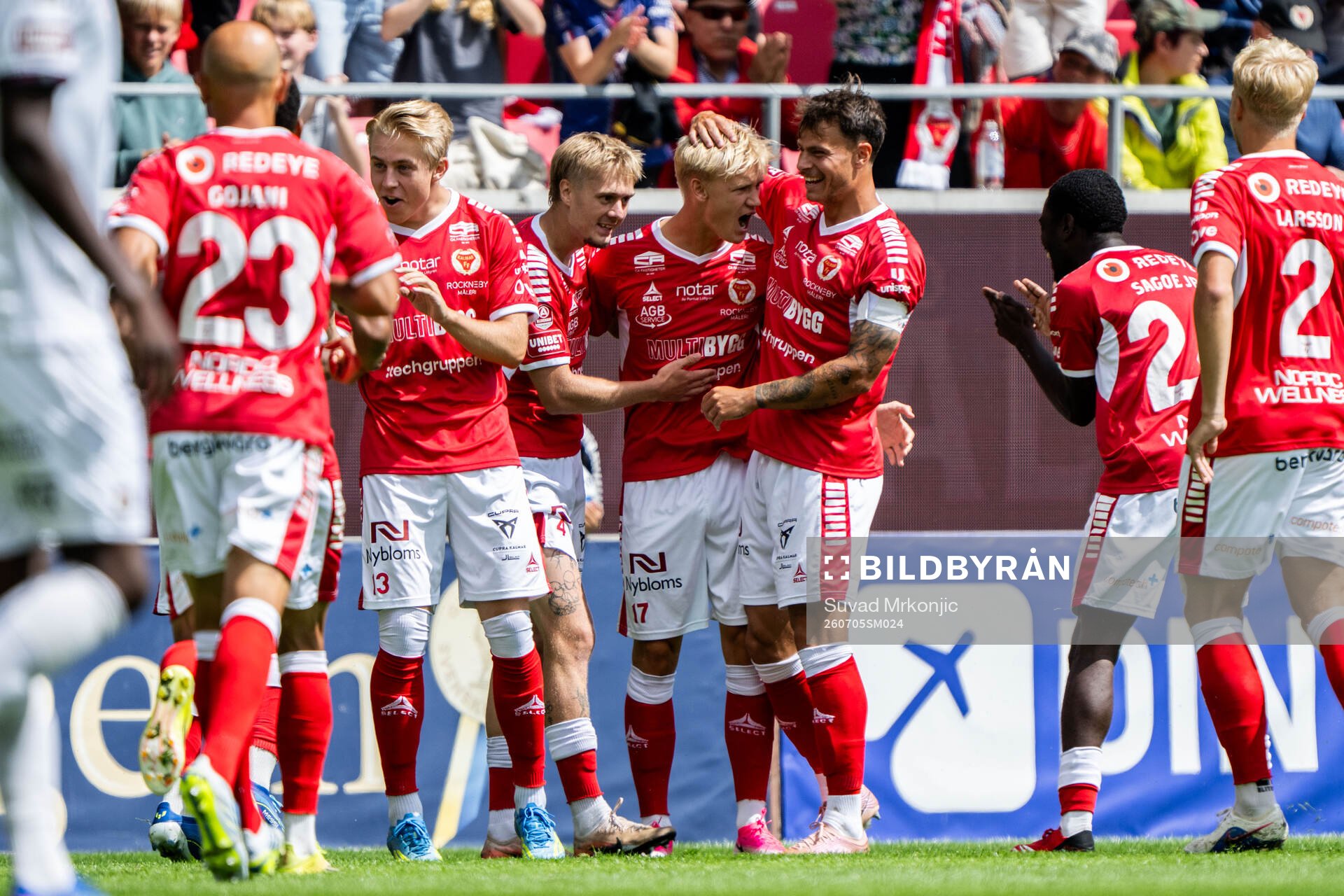 Kalmars Carl Gustafsson jublar med lagkamrater