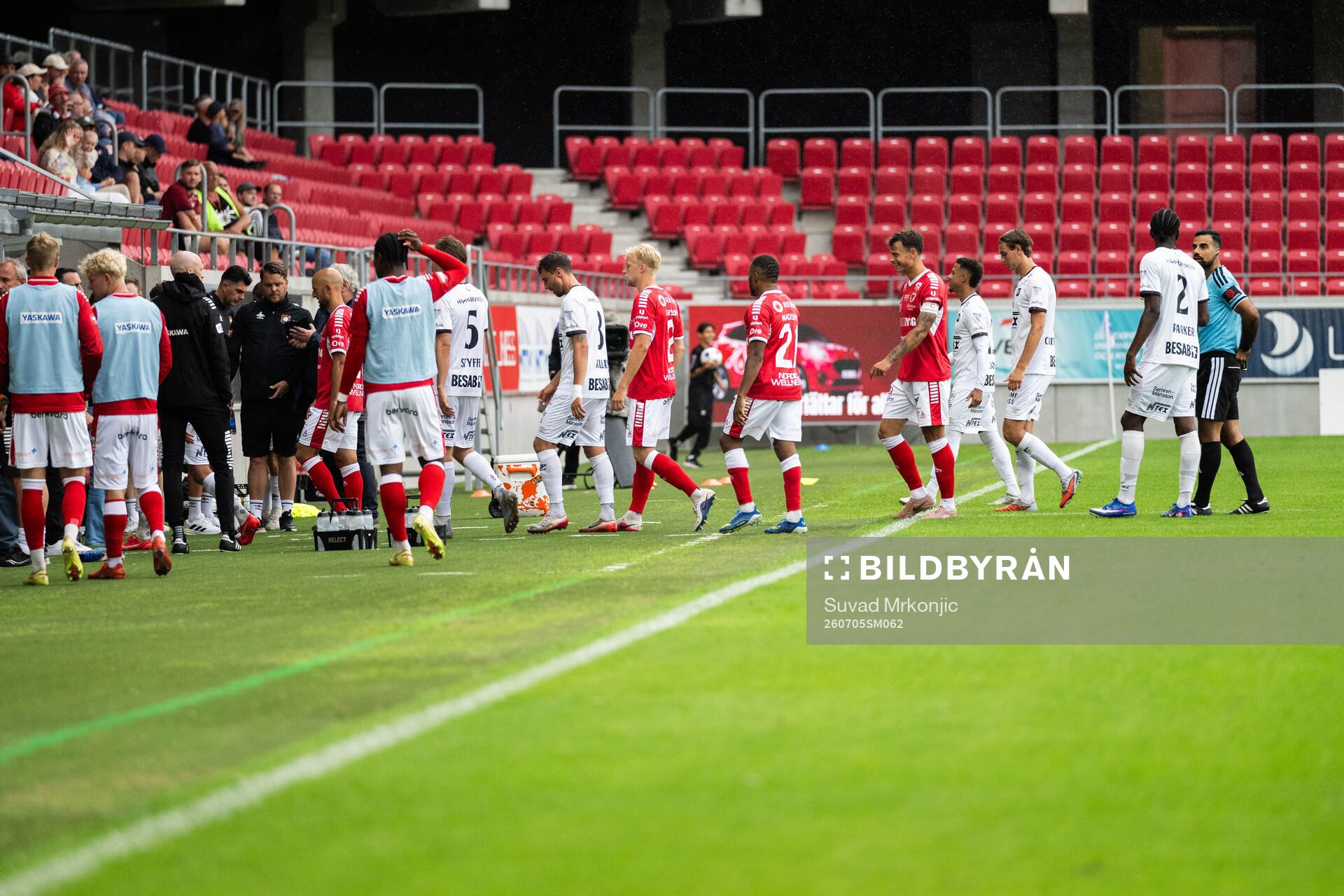 Spelarna lämnar planen