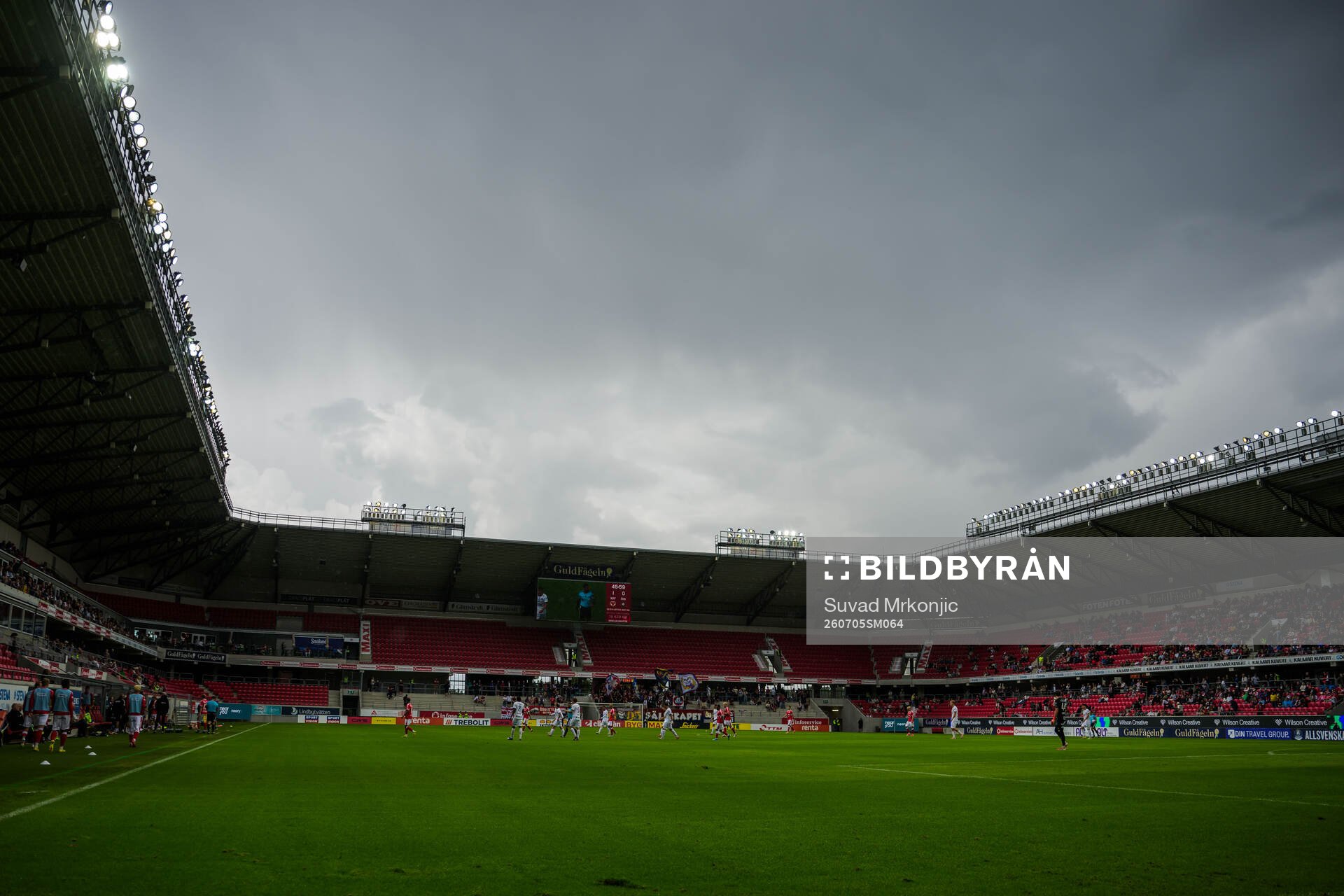 Spelarna lämnar planen på grund av åska