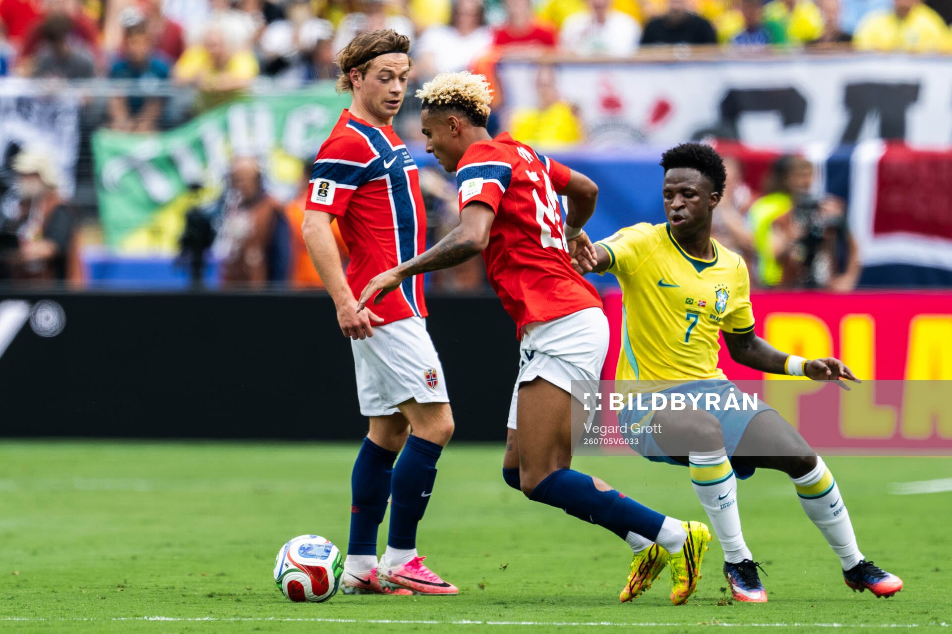 Alexander Sørloth of Norway and Vinicius Junior of Brazil