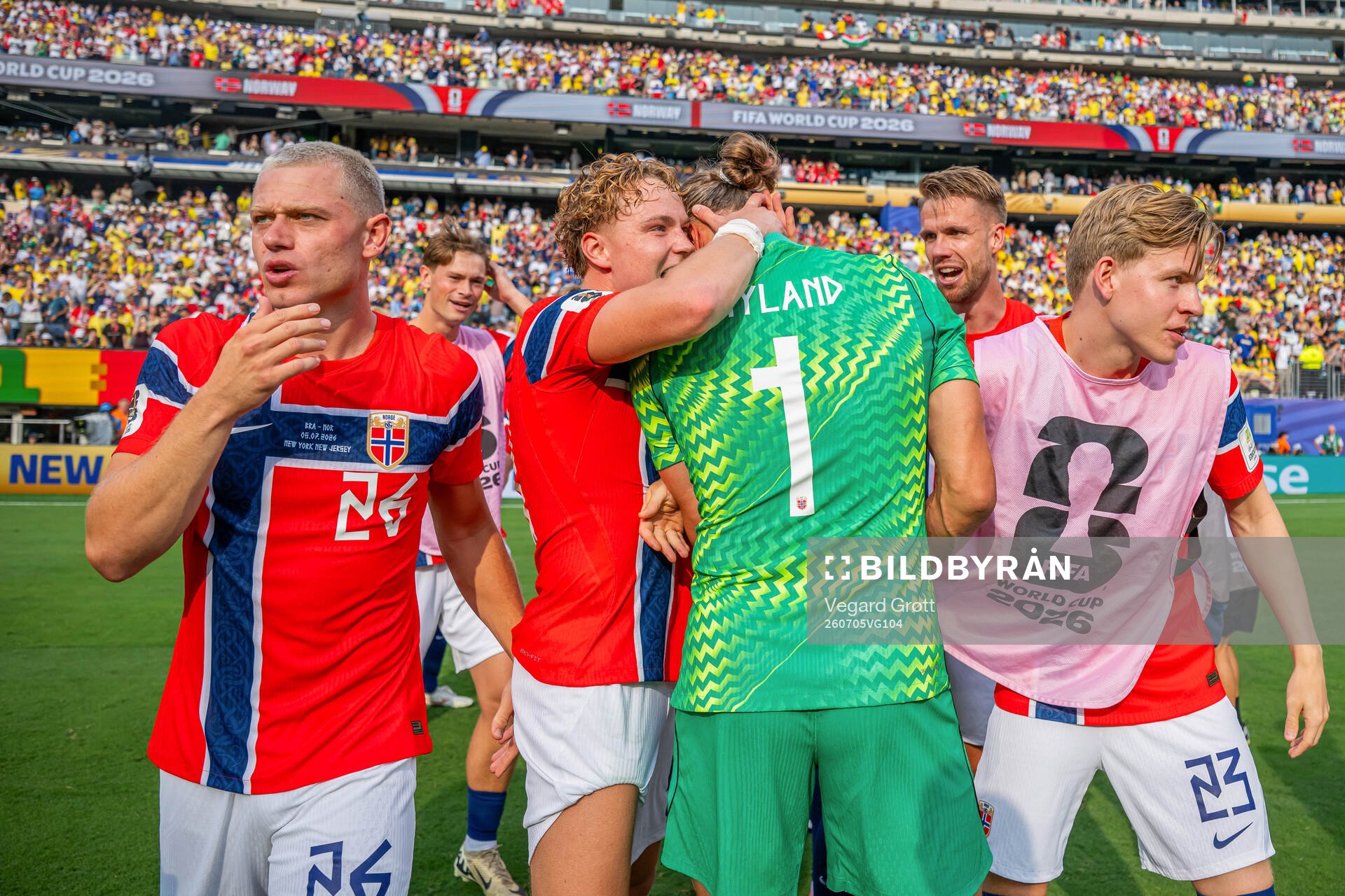 Andreas Schjelderup, goalkeeper Ørjan Nyland and players