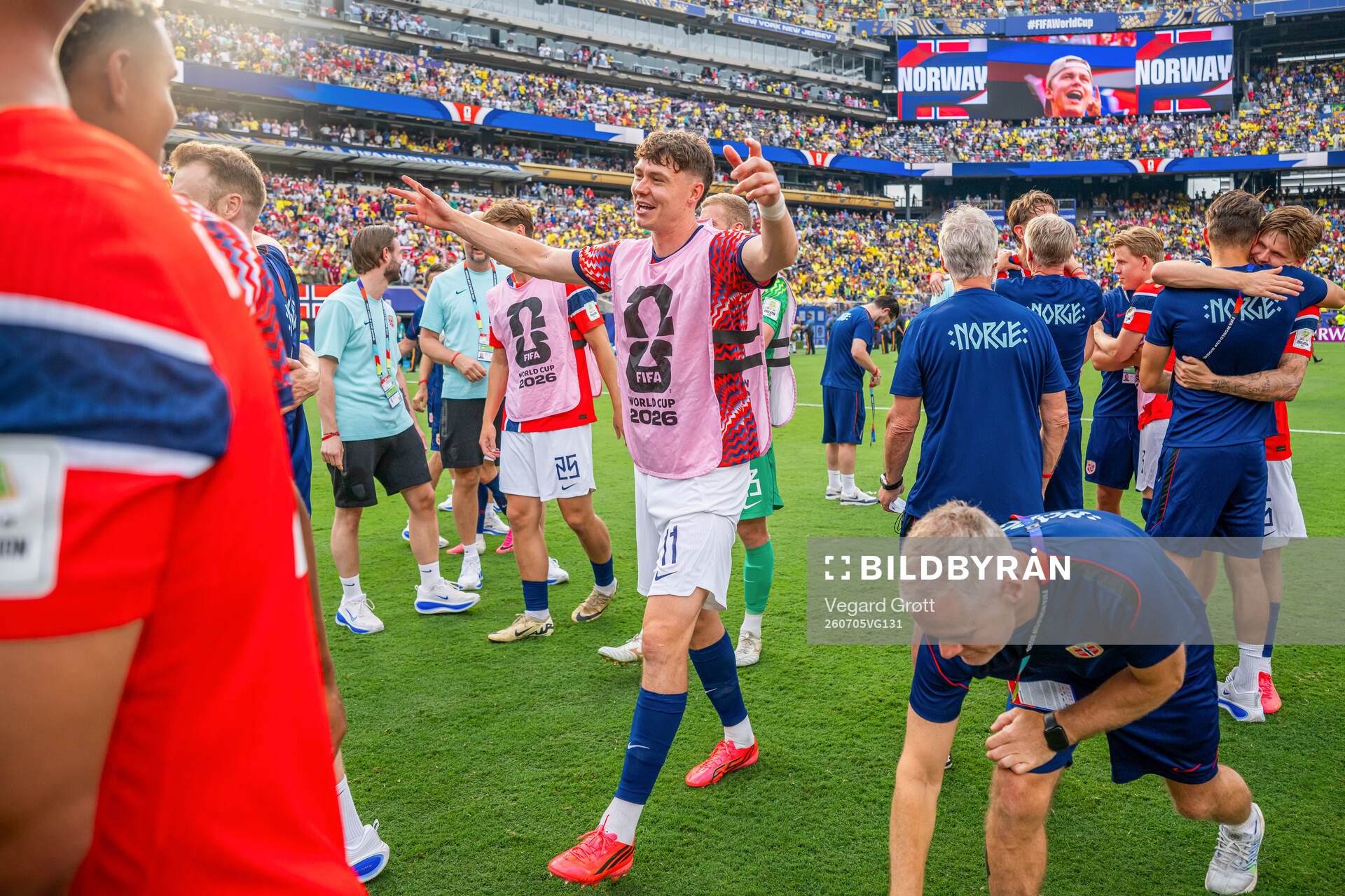 Jørgen Strand Larsen and players of Norway celebrate