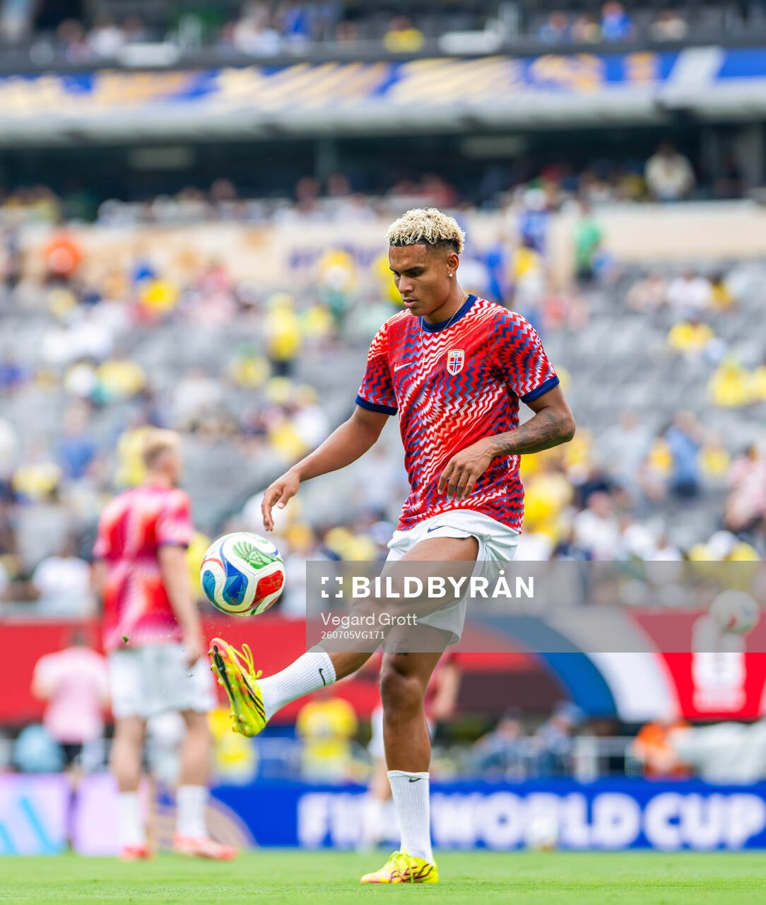 Antonio Nusa of Norway warms up