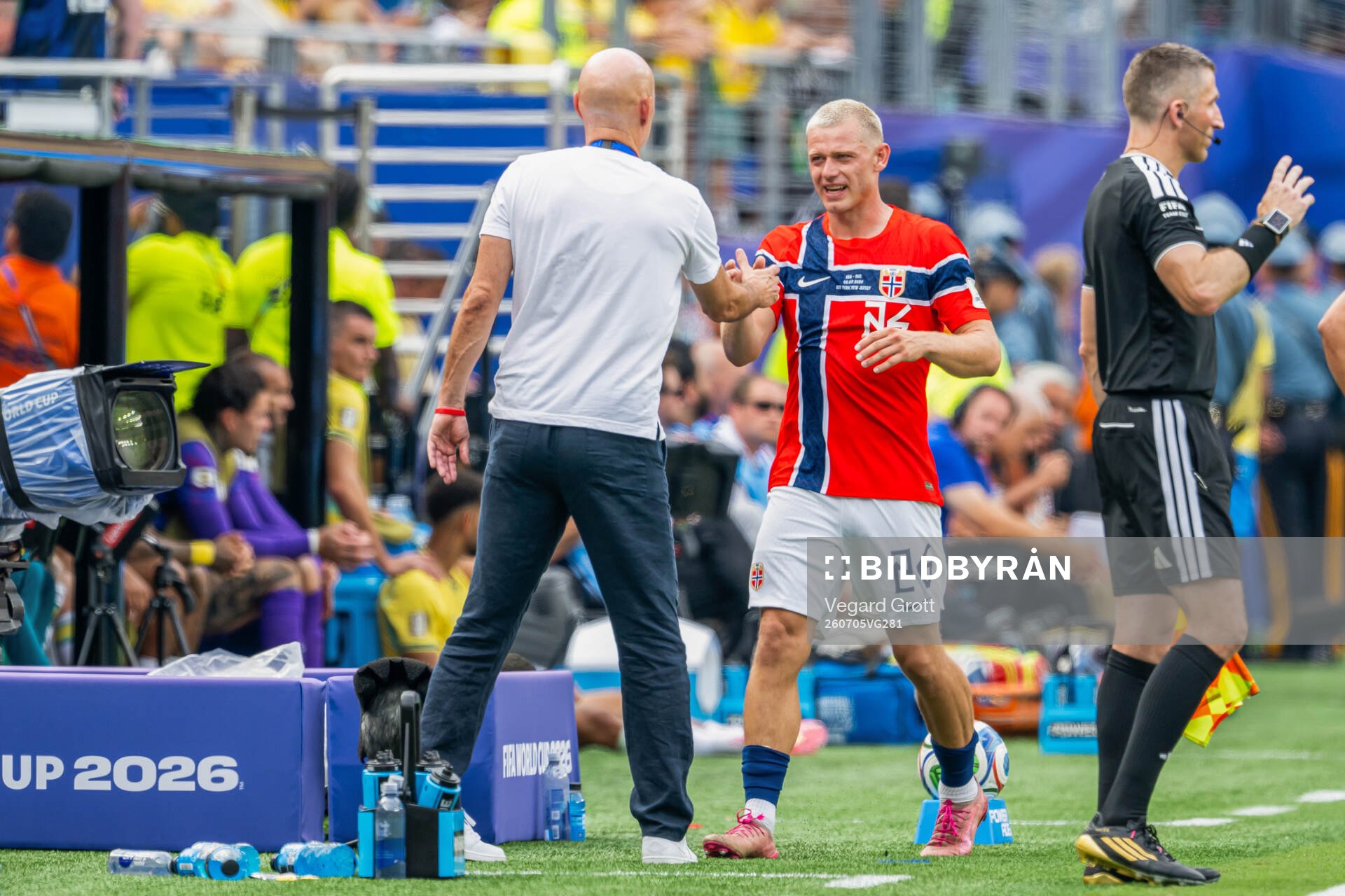 Head coach Ståle Solbakken and Julian Ryerson of Norway