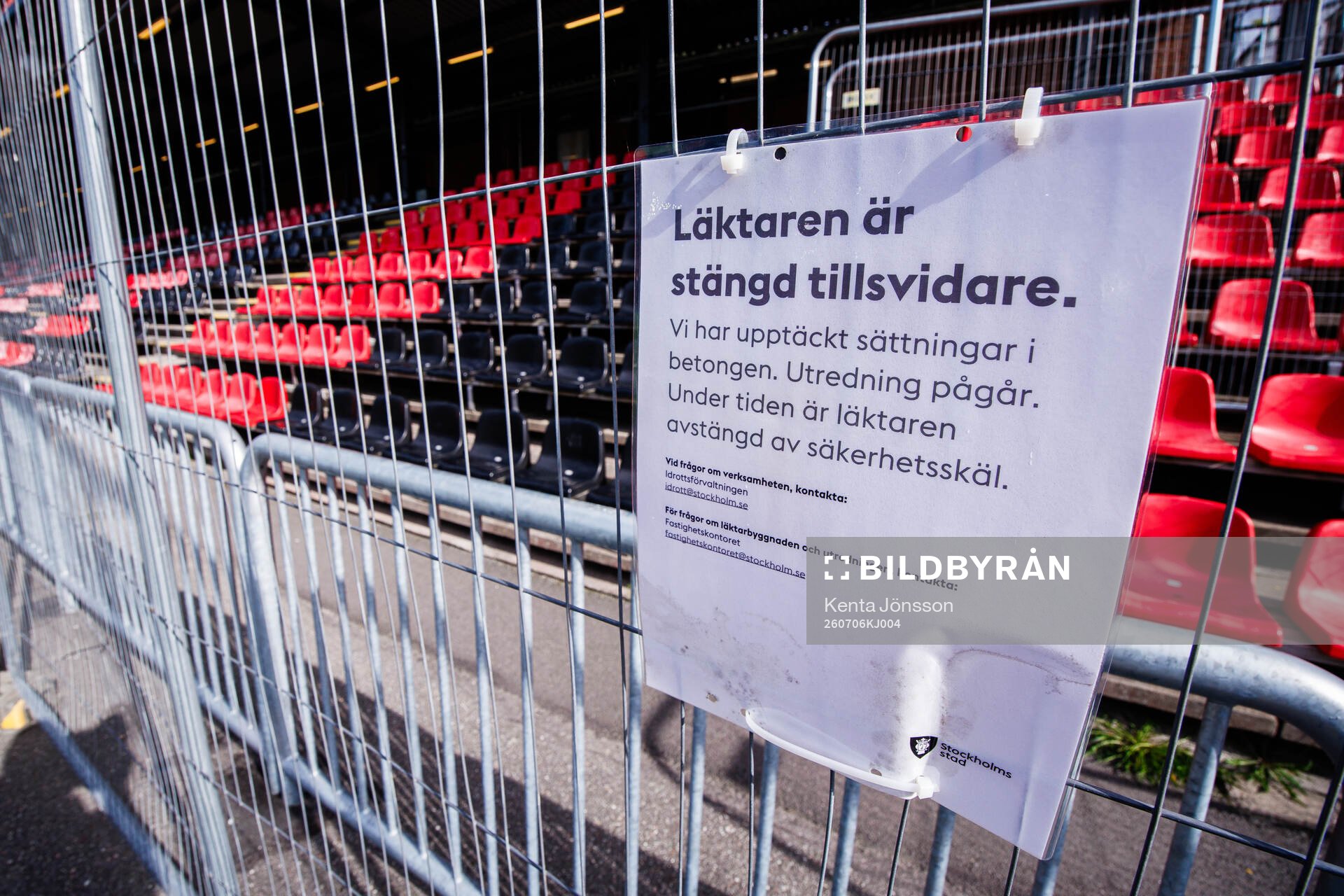 En skylt annonserar om en stängd läktare på Grimsta IP