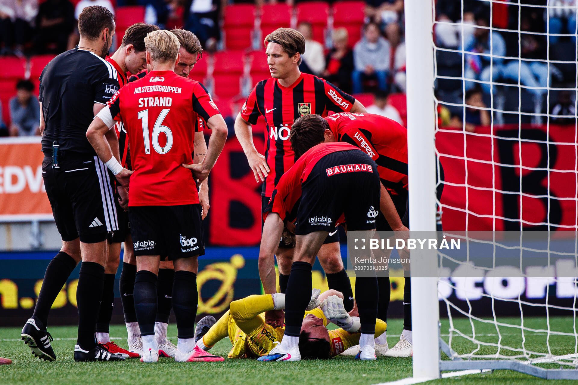 Brommapojkarnas målvakt Leo Cavallius har ont