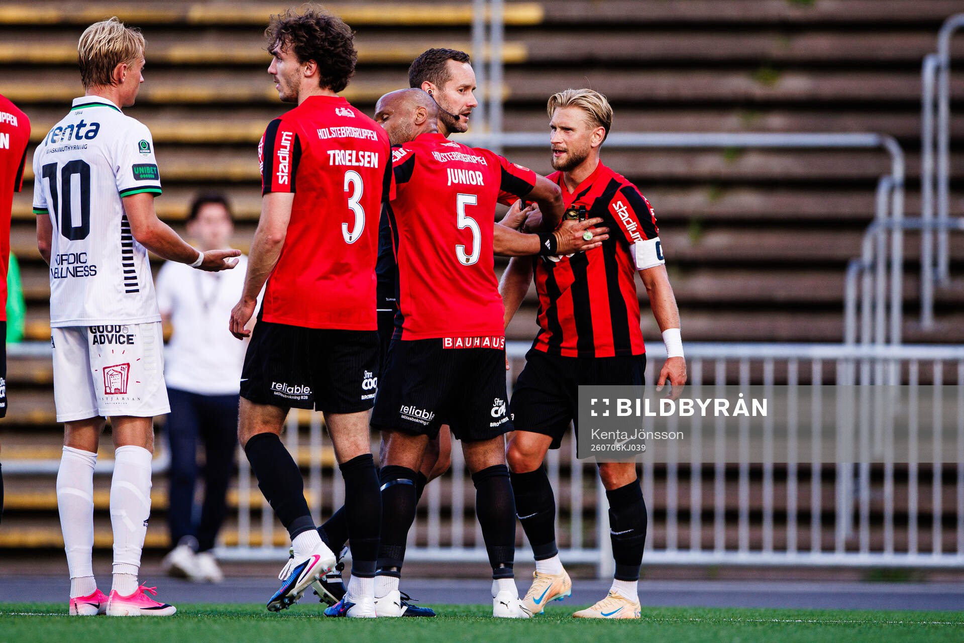Brommapojkarnas Simon Strand i ett bråk