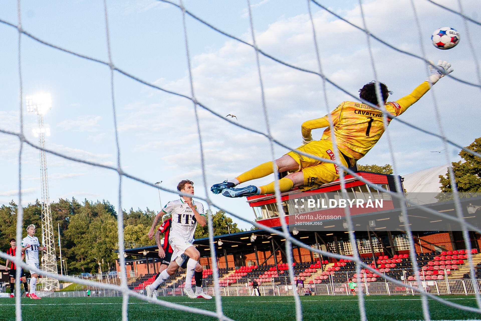 Brommapojkarnas målvakt Leo Cavallius i aktion på ett