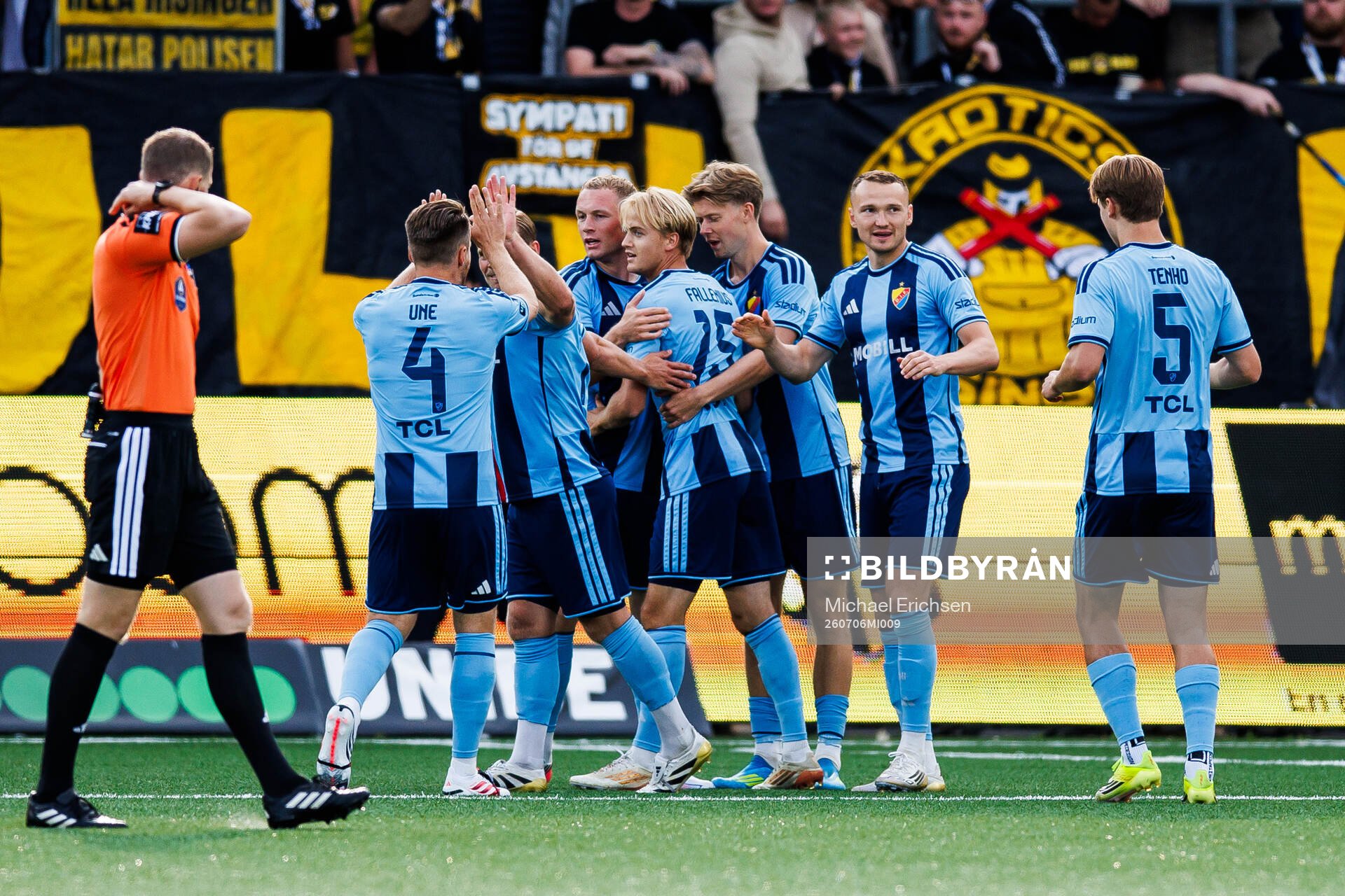 Djurgårdens Oskar Fallenius jublar med lagkamrater
