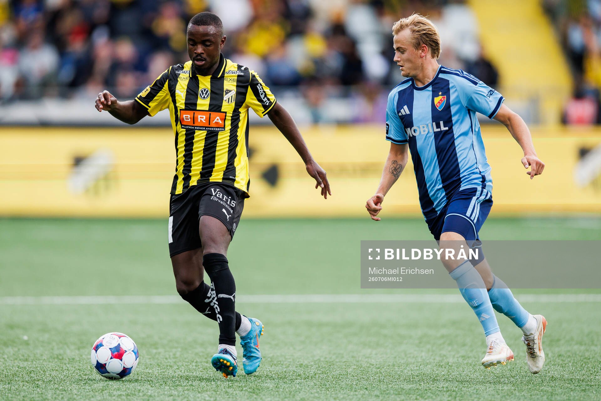 Häckens Brice Wembangomo och Djurgårdens Oskar Fallenius