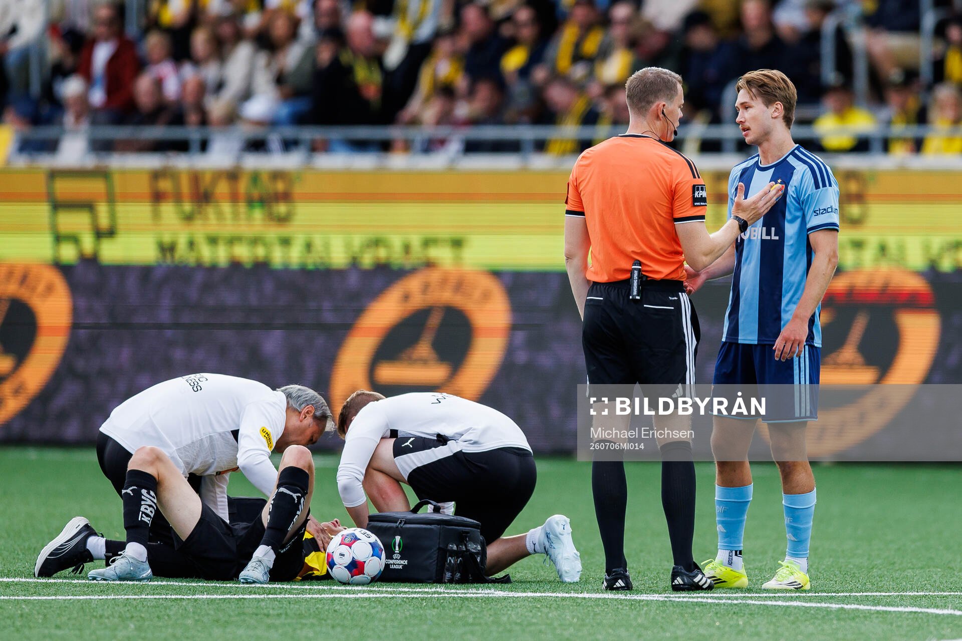 Djurgårdens Miro Tenho i samtal med domaren