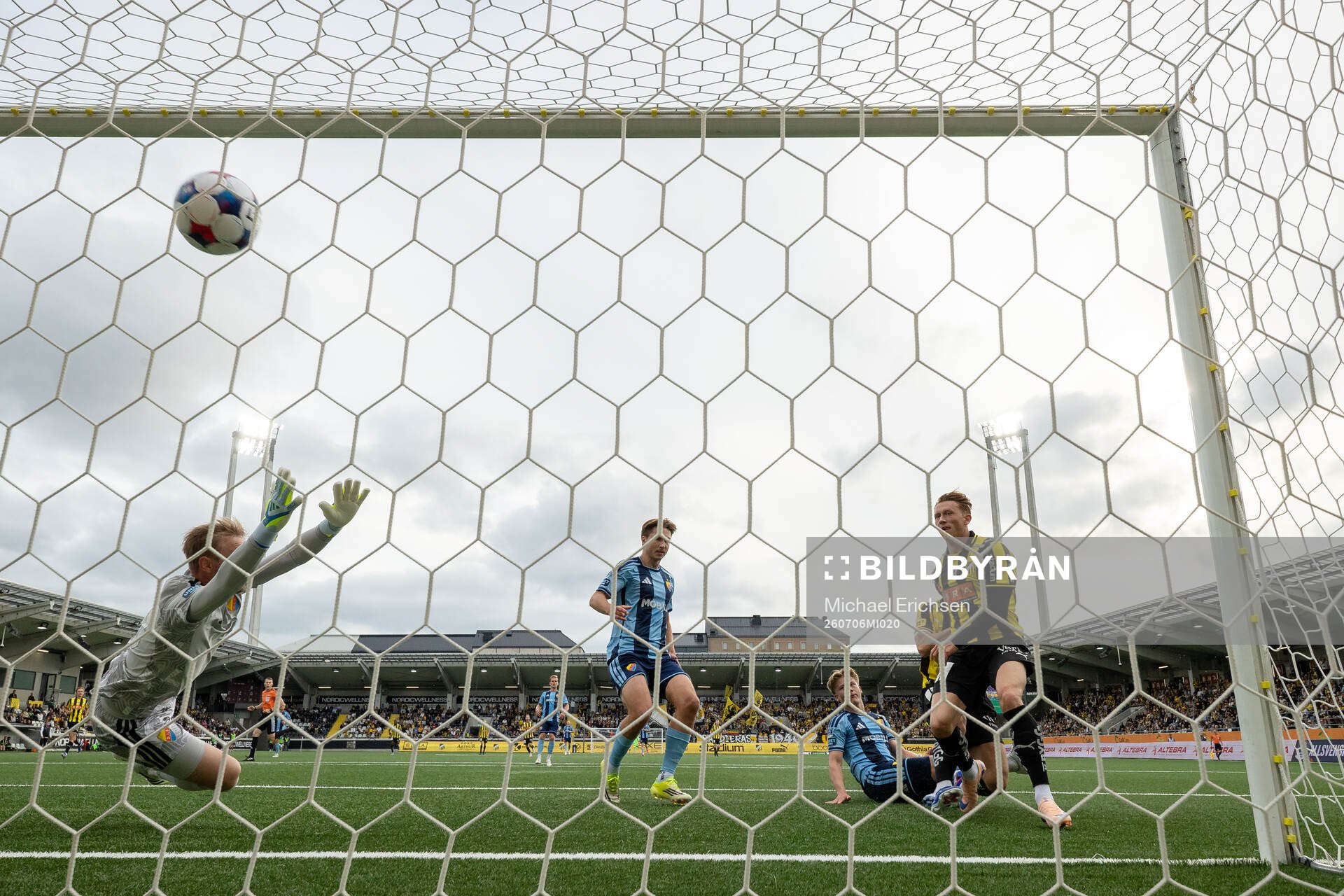 Häckens Julius Lindberg gör 1-1 på Djurgårdens målvakt