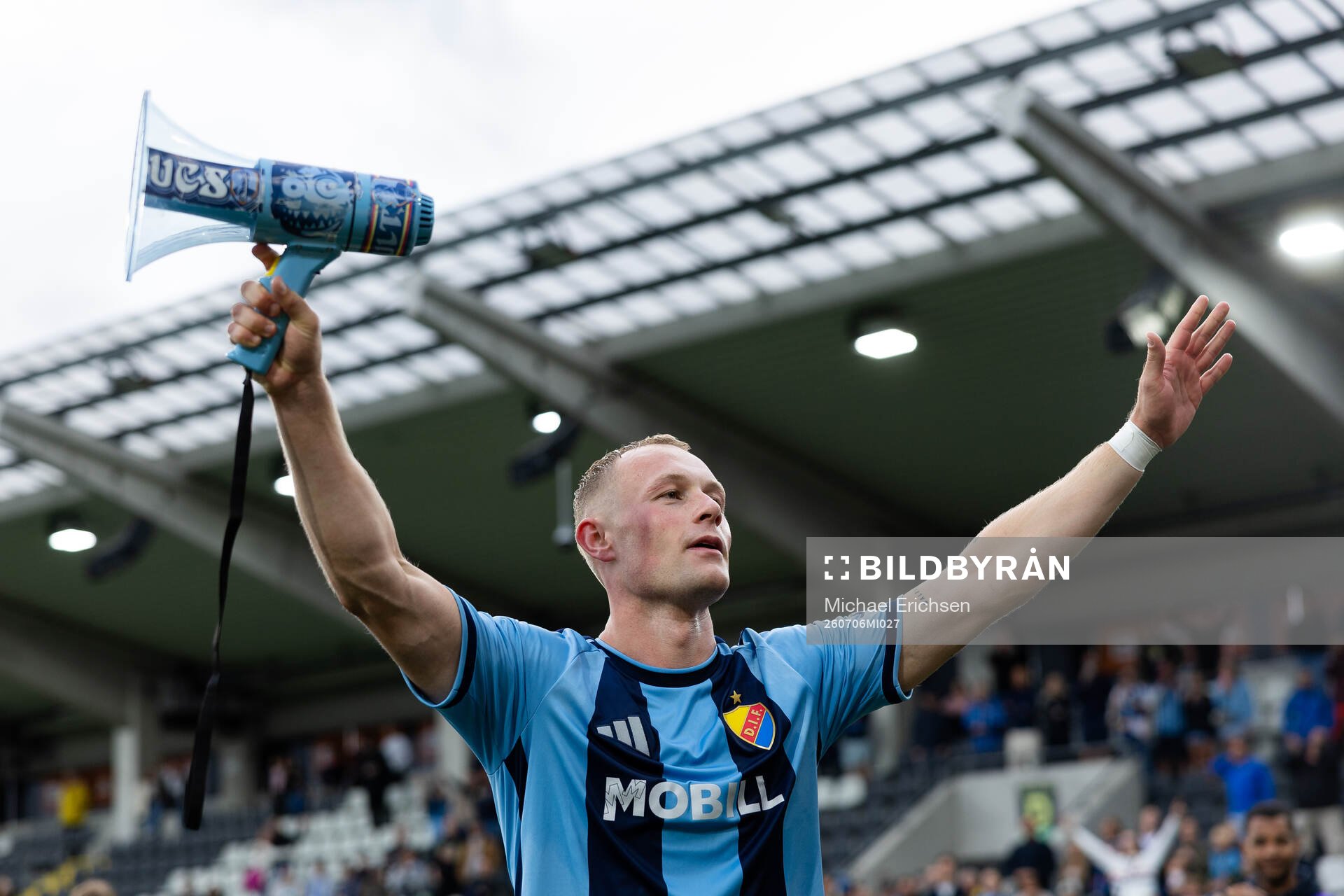 Djurgårdens Kristian Lien jublar framför klacken