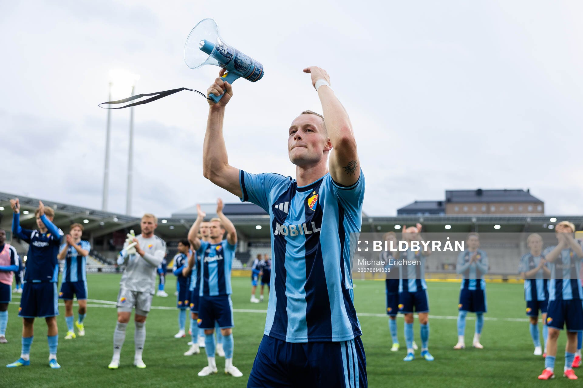 Djurgårdens Kristian Lien jublar framför klacken