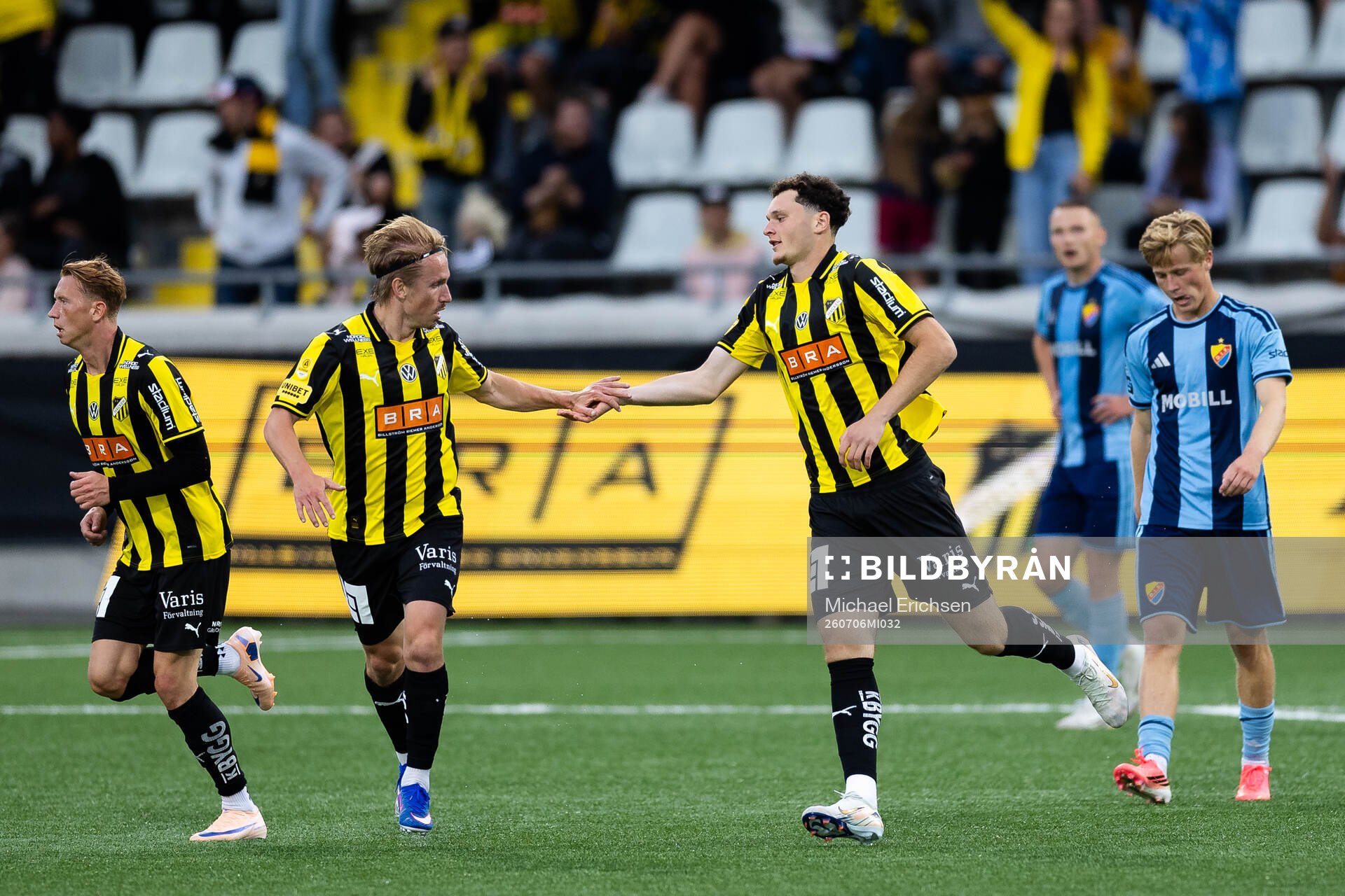Häckens Bamir Sadiku jublar ihop med David Seger