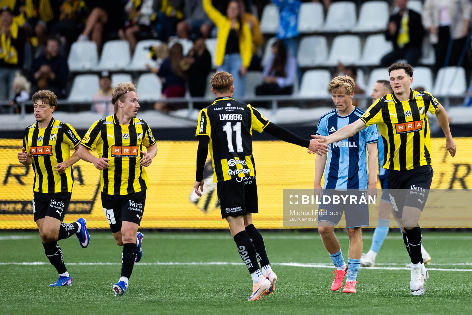 Häckens Bamir Sadiku jublar ihop med Julius Lindberg