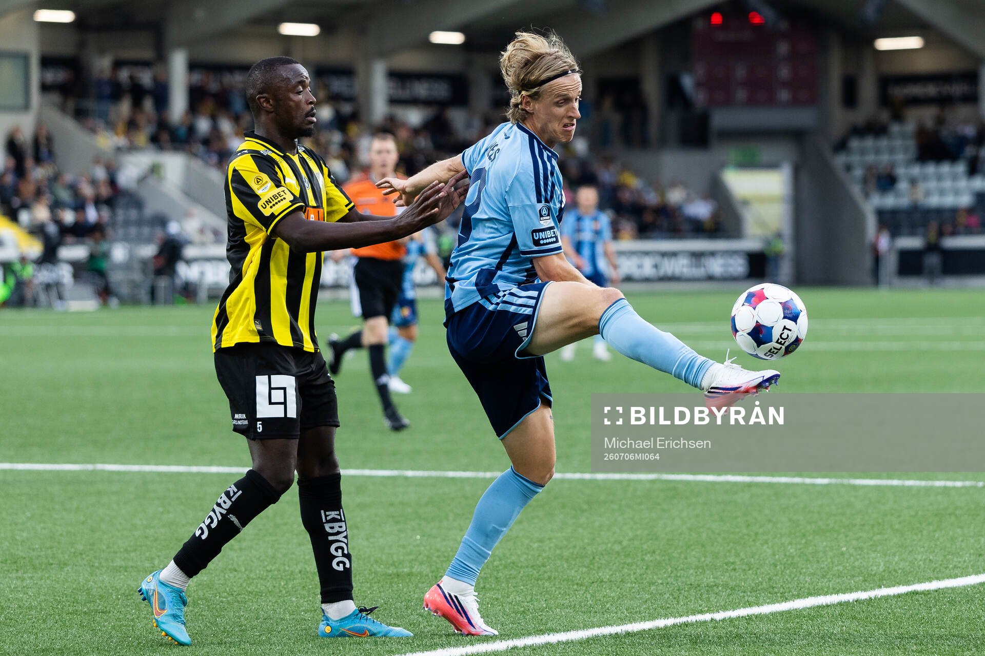Häckens Brice Wembangomo och Djurgårdens Jeppe Okkels
