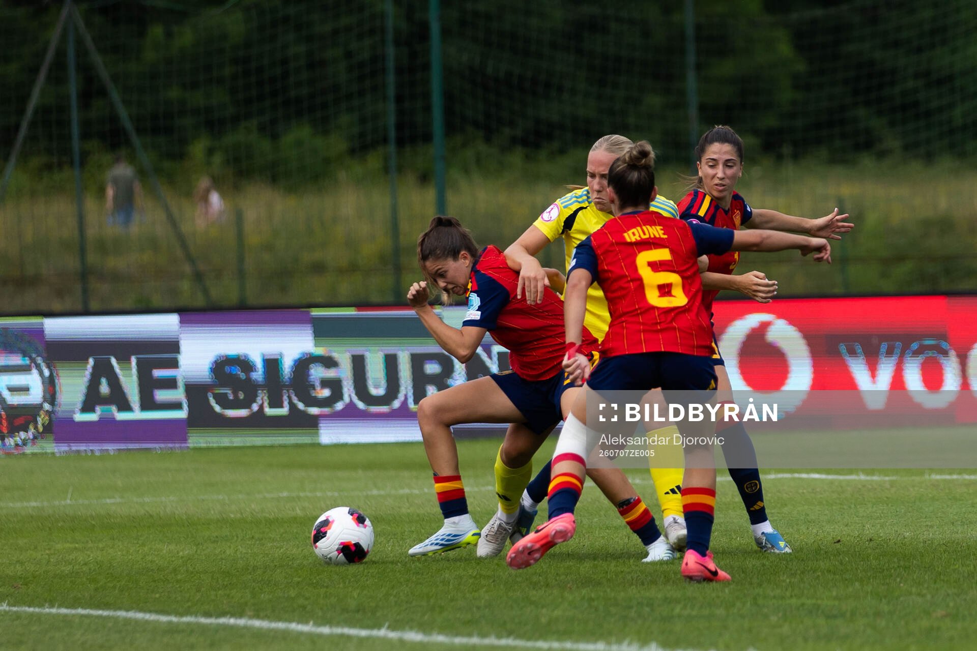 Thindra Mattsson of Sweden against Amaya Garcia Gomez,