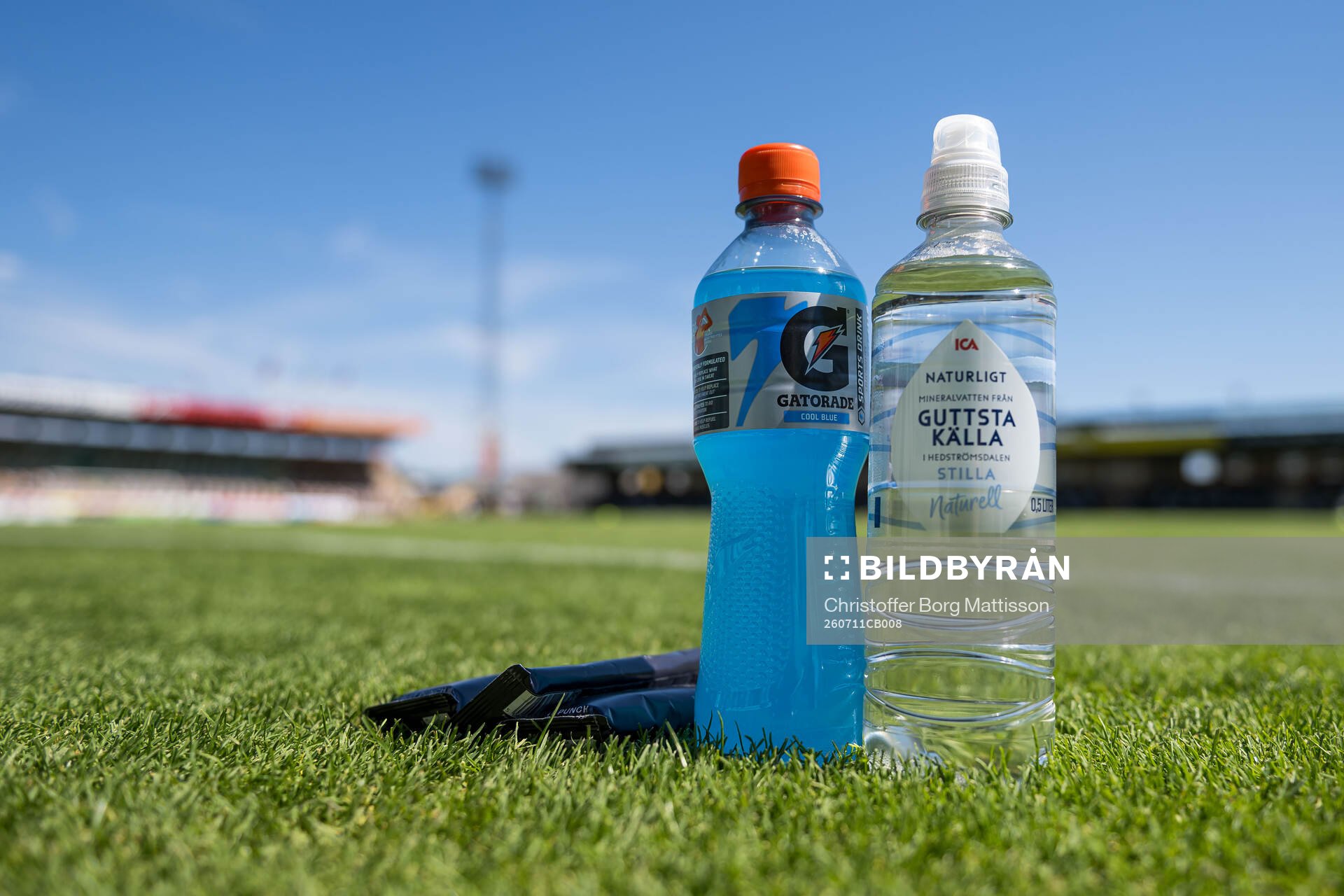 Flaskor med energidryck och vatten