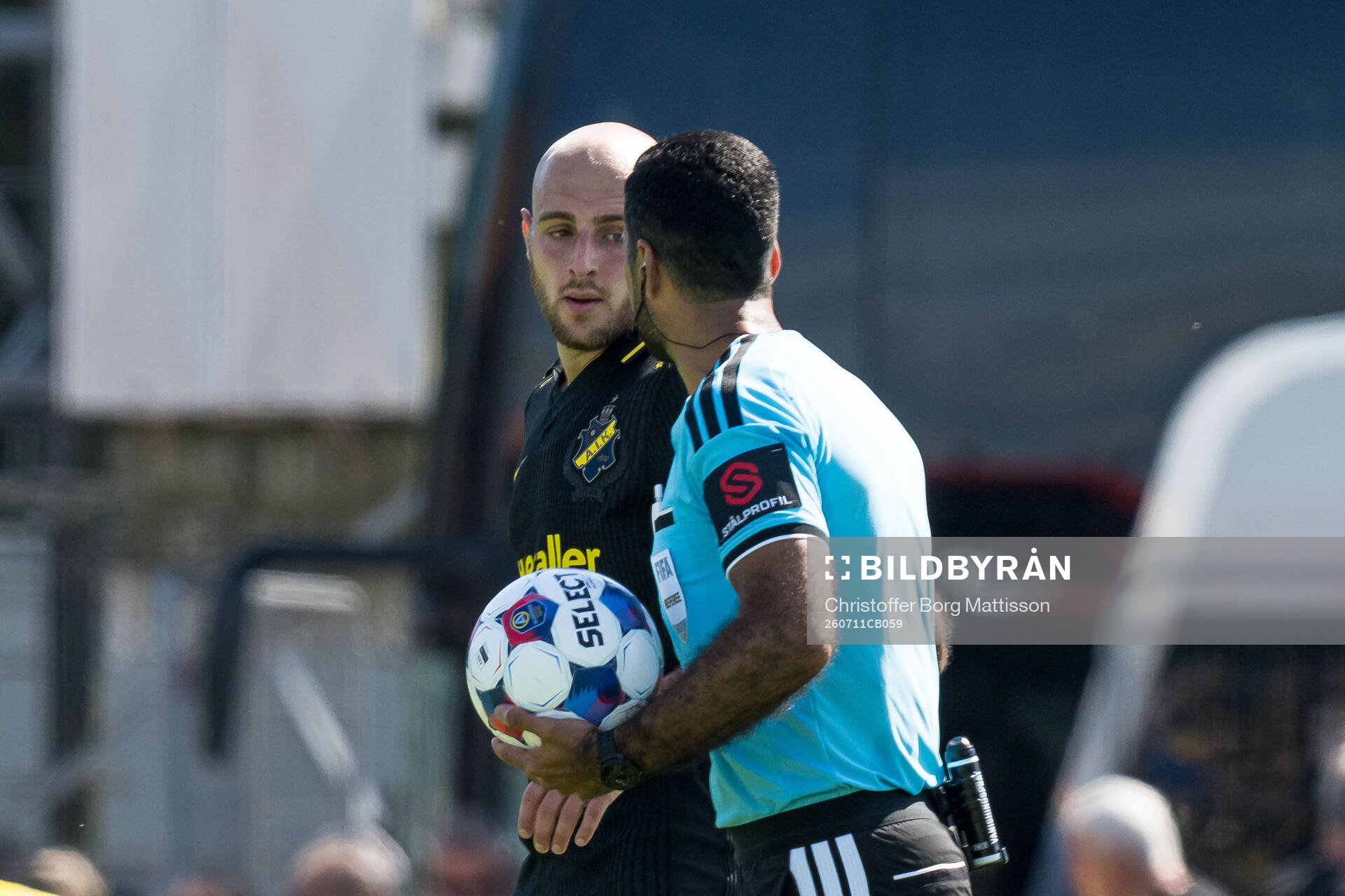 AIKs Amel Mujanic och Domare Mohammed Al-Hakim