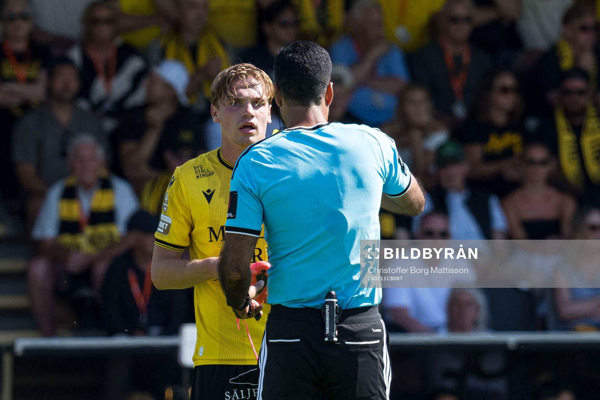 Mjällbys Jeppe Kjaer och Domare Mohammed Al-Hakim