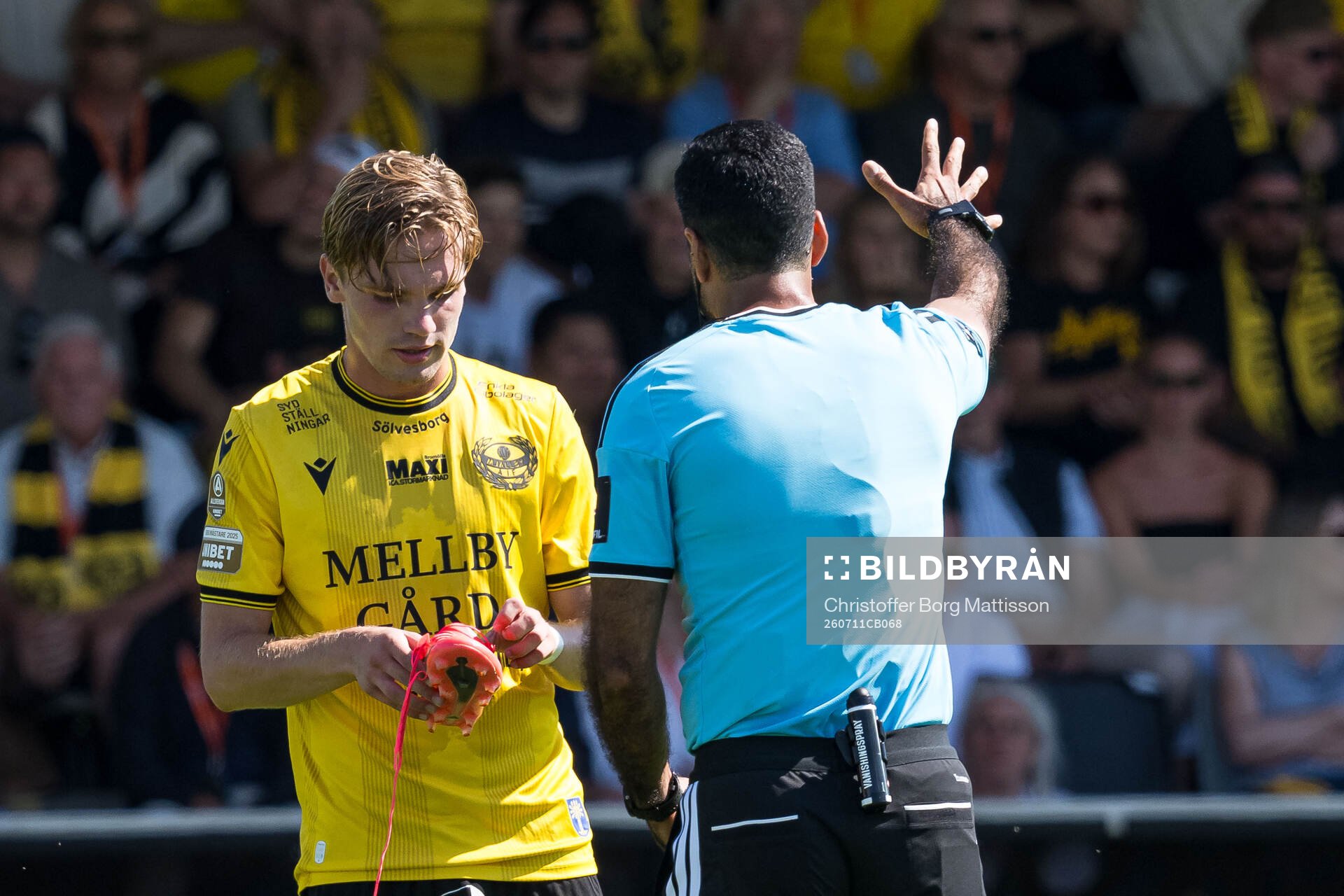 Mjällbys Jeppe Kjaer och Domare Mohammed Al-Hakim