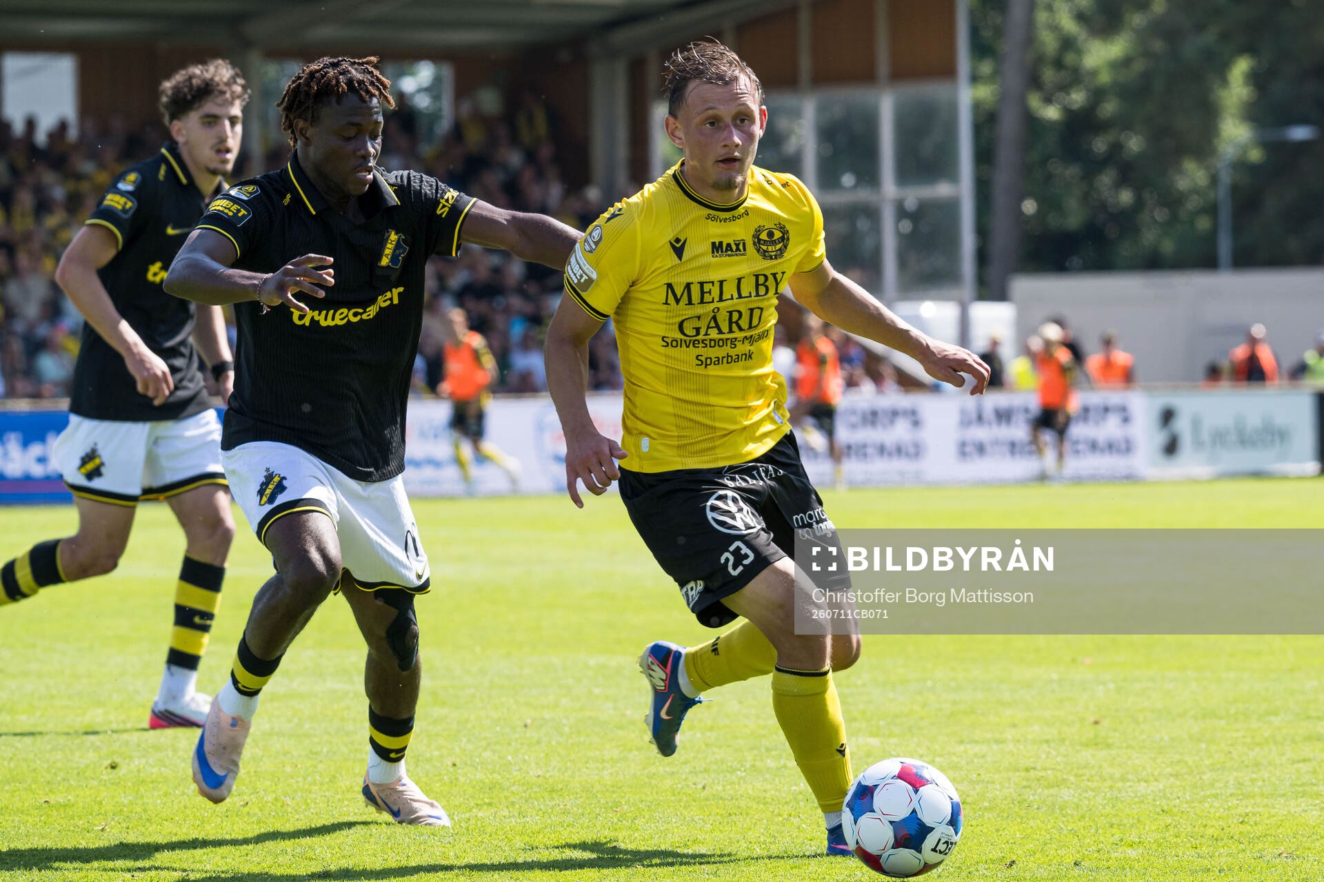 AIKs Axel Kouame och Mjällbys Aki Samuelsen