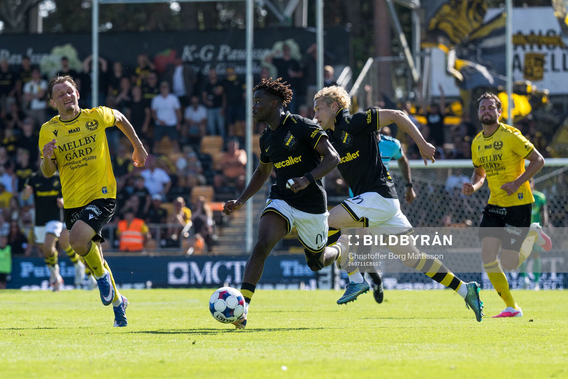 Mjällbys Aki Samuelsen och AIKs Axel Kouame och Victor