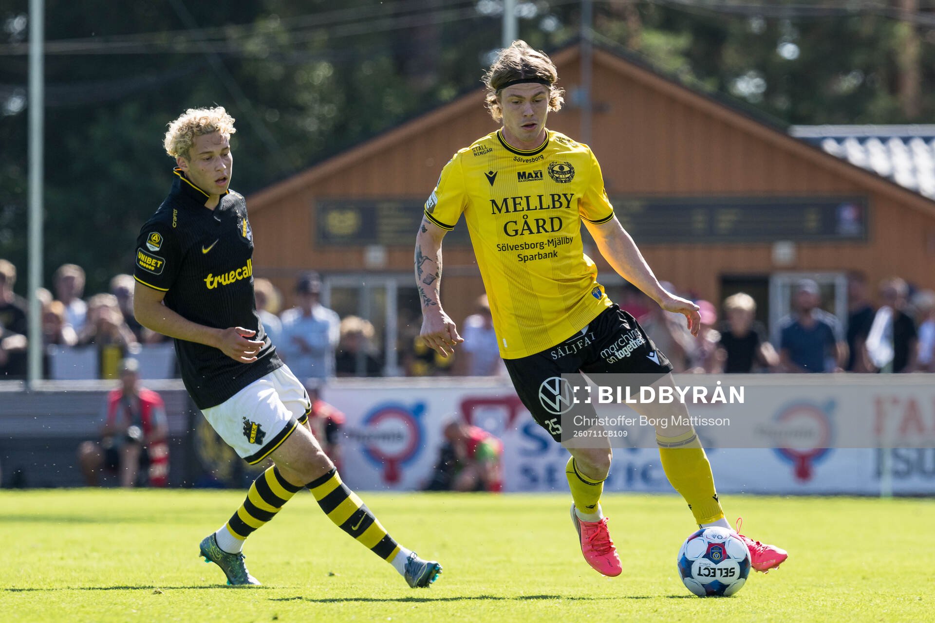 AIKs Victor Goncalves Andersson och Mjällbys Max Nielsen