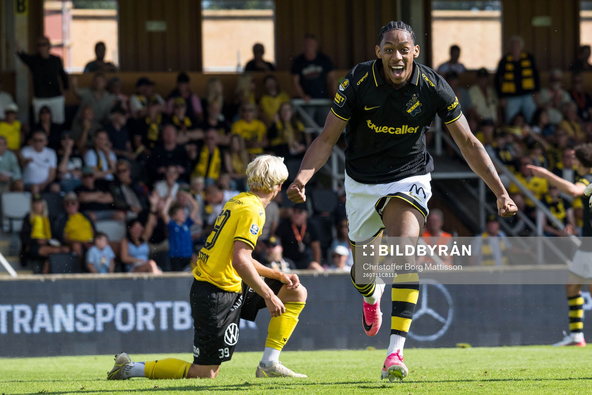 AIKs Adrian Helm jublar