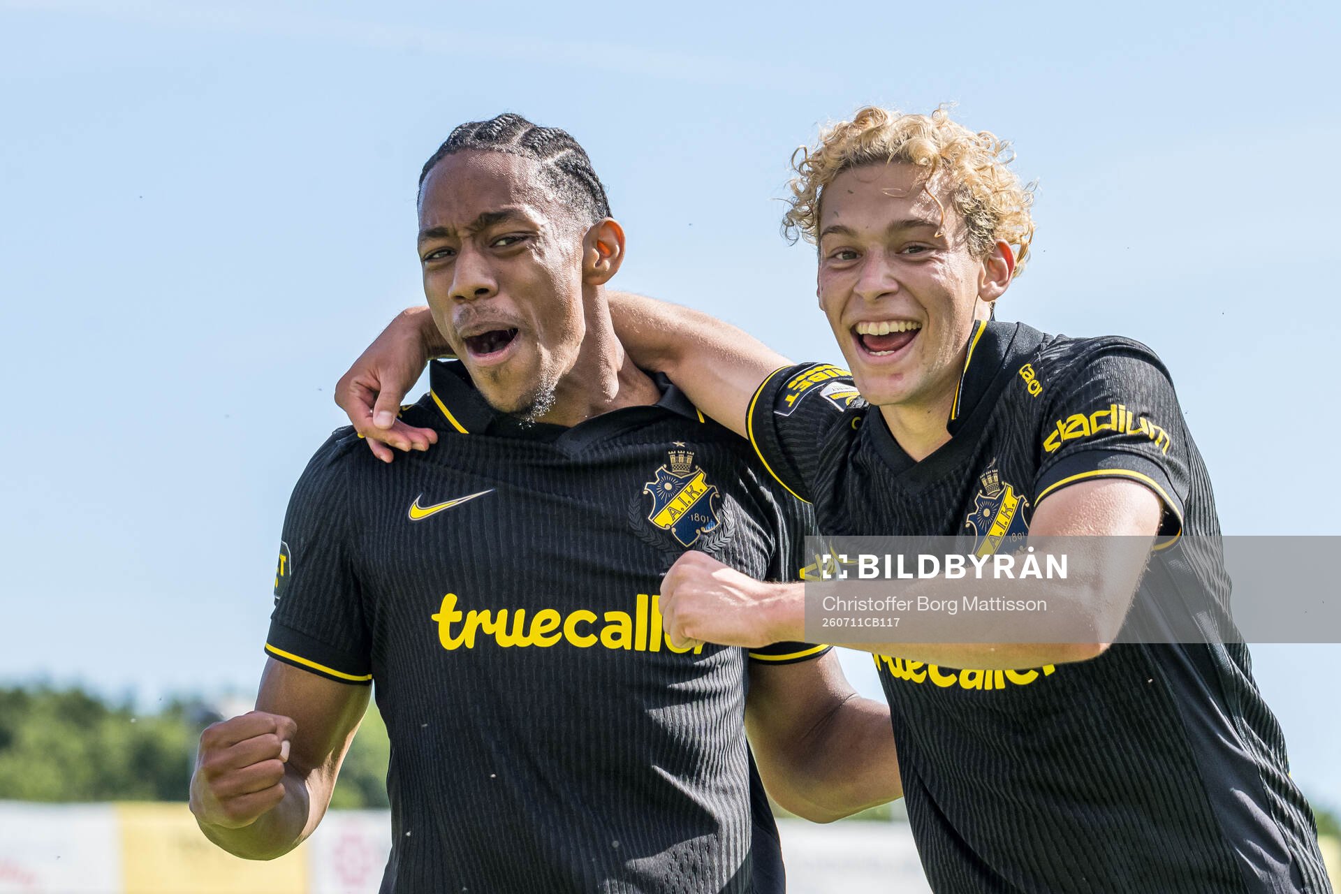 AIKs Adrian Helm och Victor Goncalves Andersson jublar