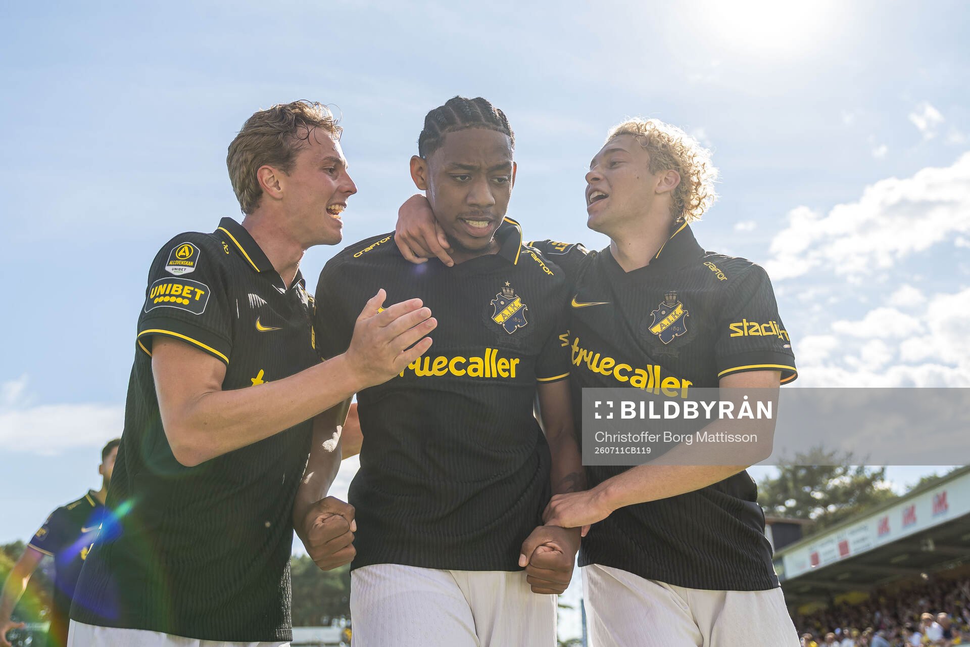 AIKs Adrian Helm och Victor Goncalves Andersson jublar