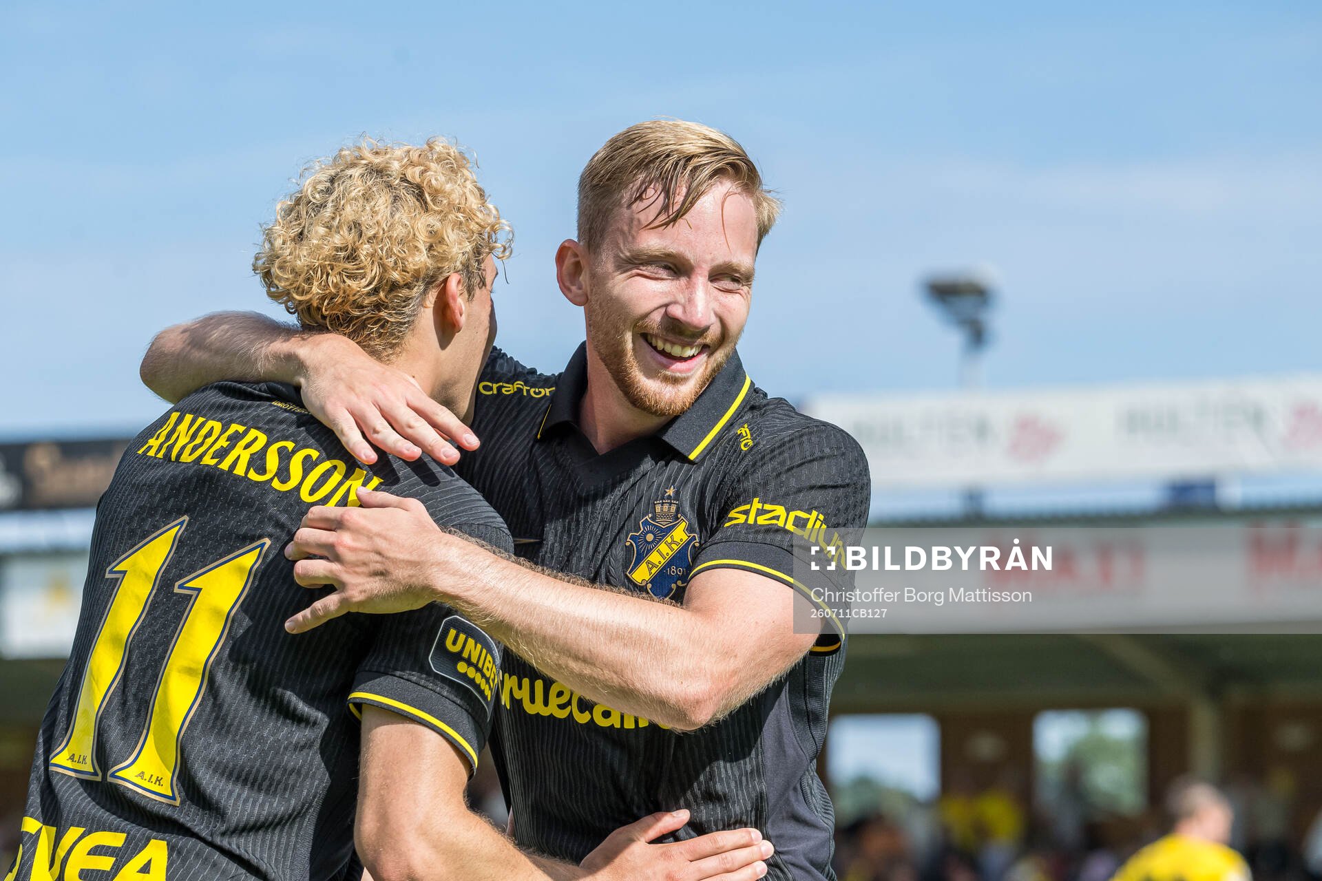 AIKs Victor Goncalves Andersson och Eskil Edh jublar