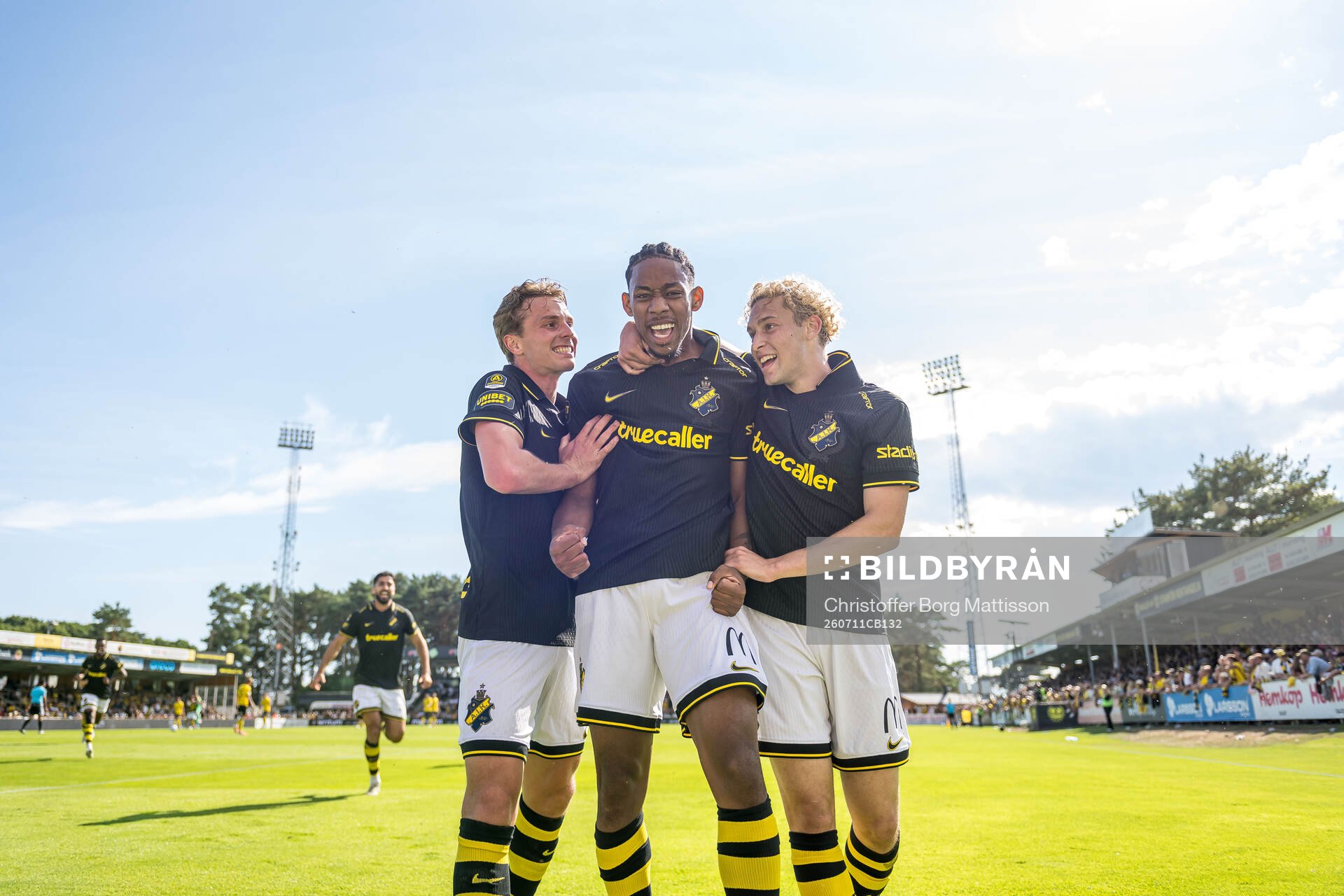 AIKs Adrian Helm och Victor Goncalves Andersson jublar